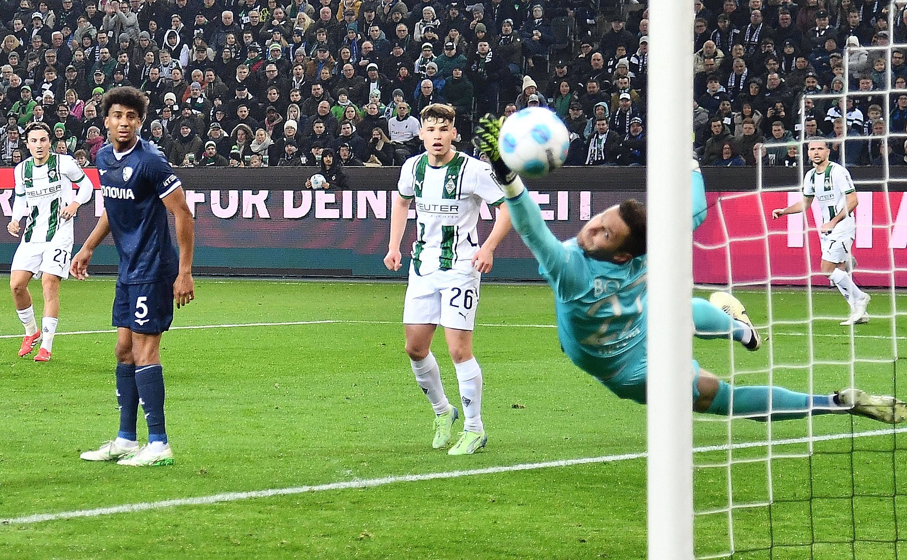 Bochums Bernardo und Gladbachs Lukas Ullrich schauen einem Schuss hinterher. Torwart Patrick Drewes kommt nicht dran.