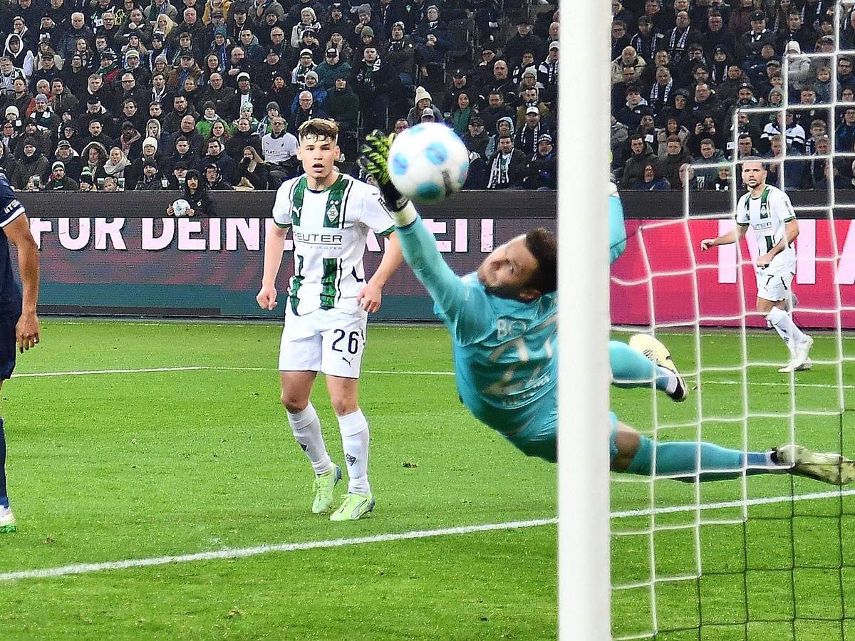 Bochums Bernardo und Gladbachs Lukas Ullrich schauen einem Schuss hinterher. Torwart Patrick Drewes kommt nicht dran.