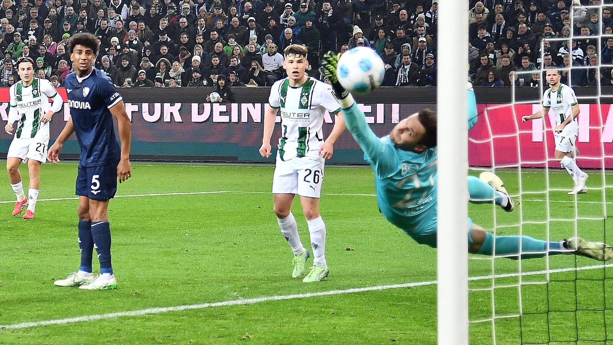 Bochums Bernardo und Gladbachs Lukas Ullrich schauen einem Schuss hinterher. Torwart Patrick Drewes kommt nicht dran.