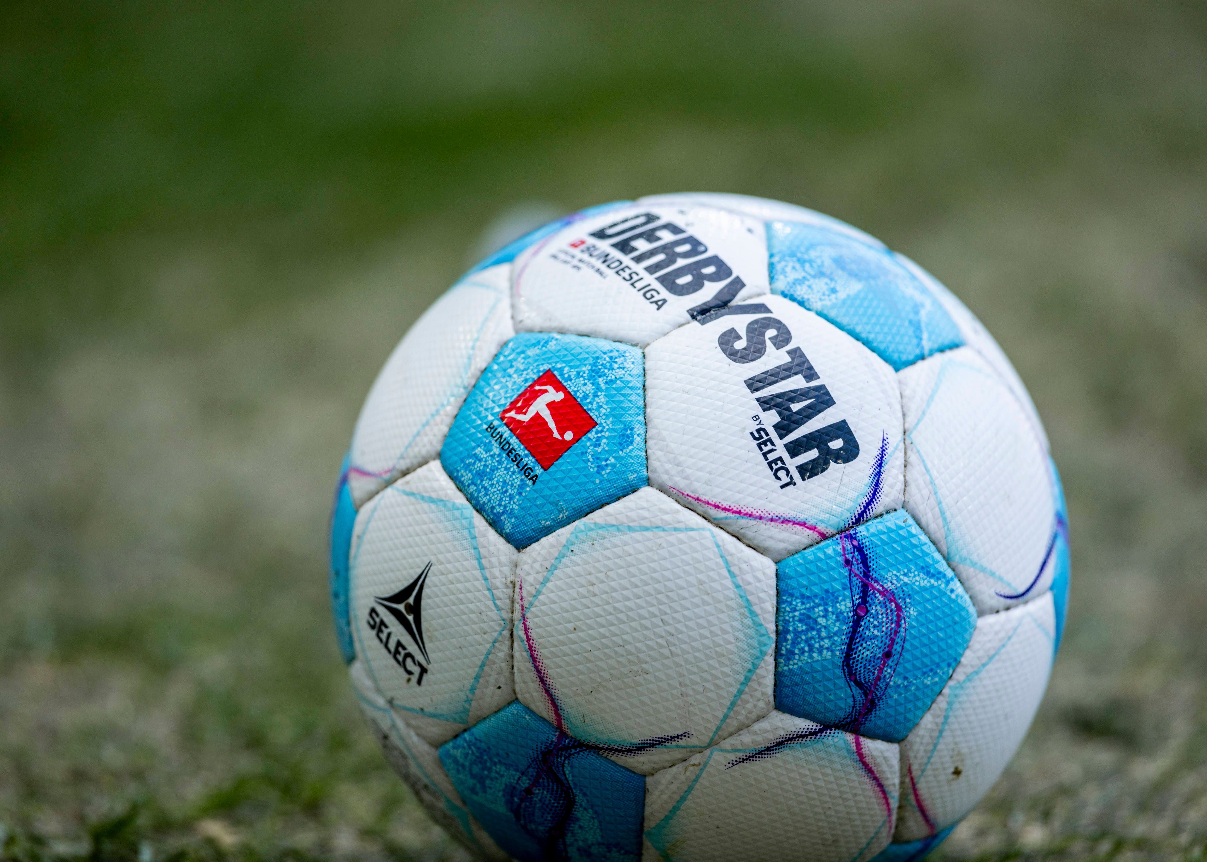Ein Bundesliga-Ball liegt auf dem Rasen.