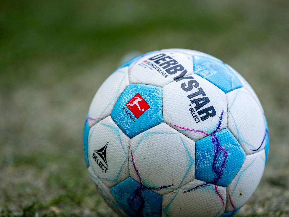 Ein Bundesliga-Ball liegt auf dem Rasen.