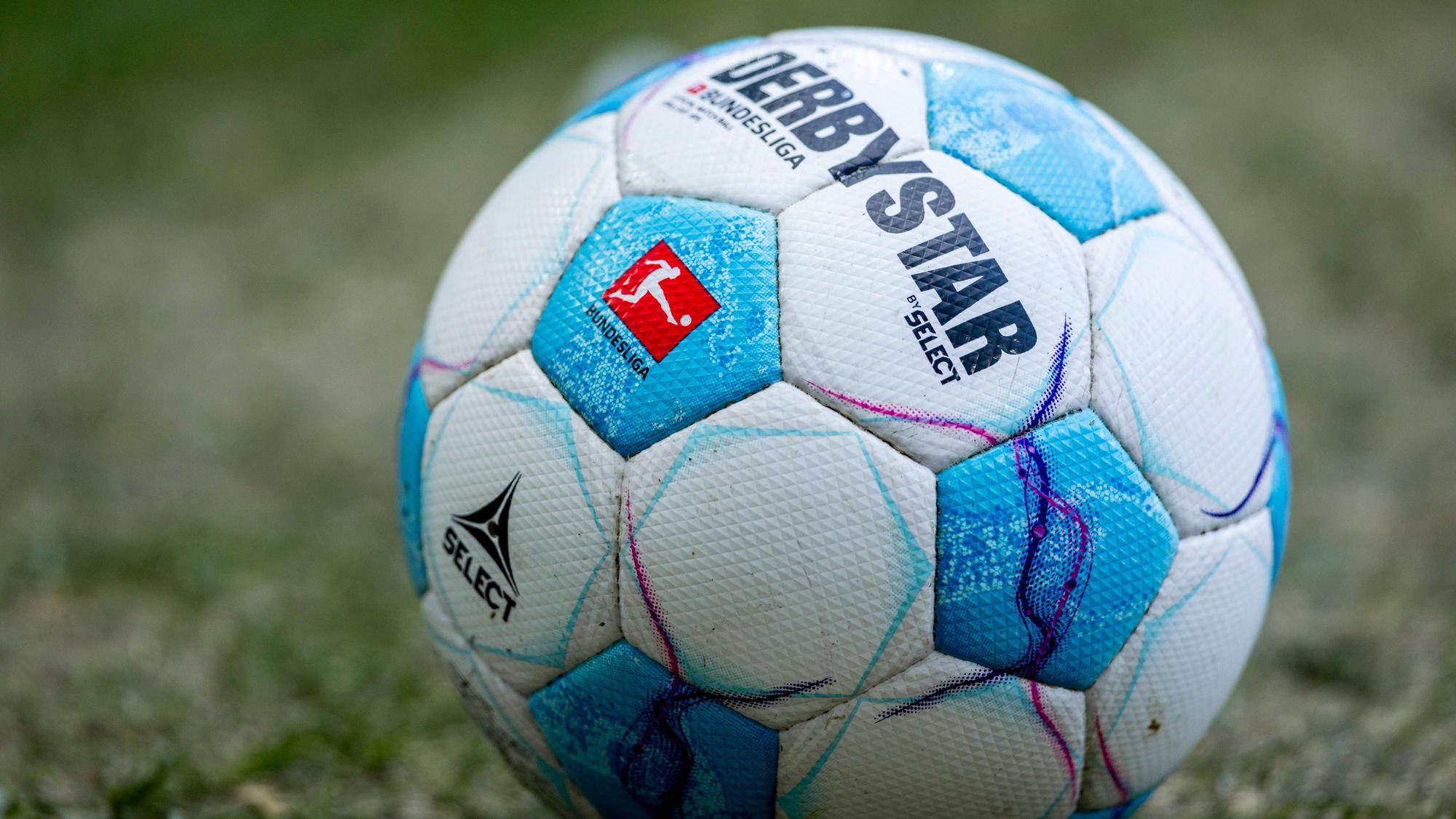 Ein Bundesliga-Ball liegt auf dem Rasen.