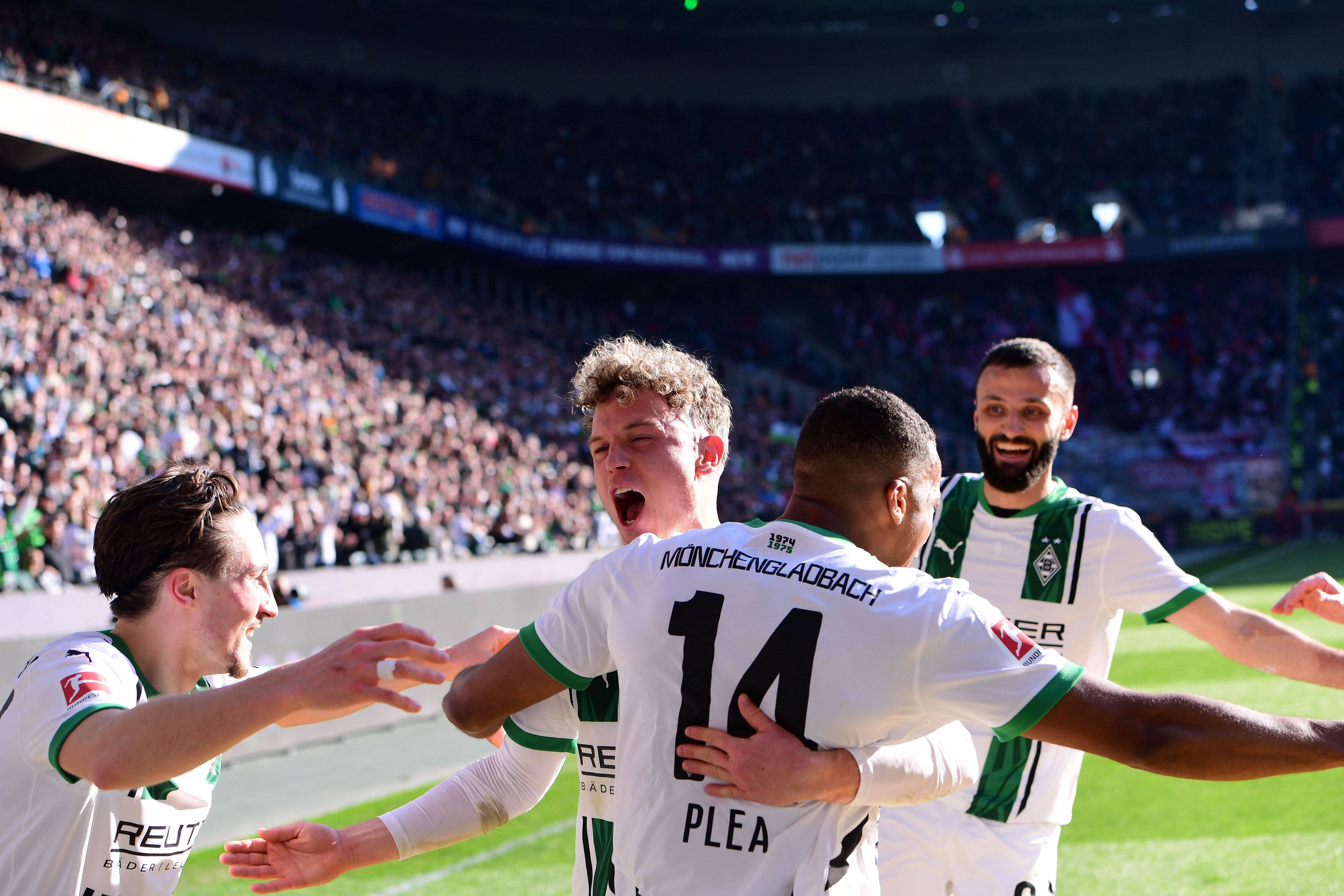 Robin Hack und Alassane Plea jubeln mit ihren Mitspielern.