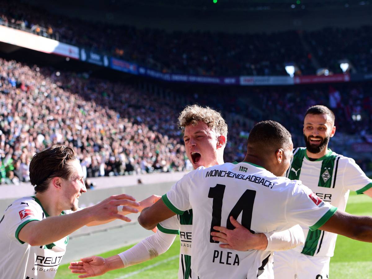 Robin Hack und Alassane Plea jubeln mit ihren Mitspielern.