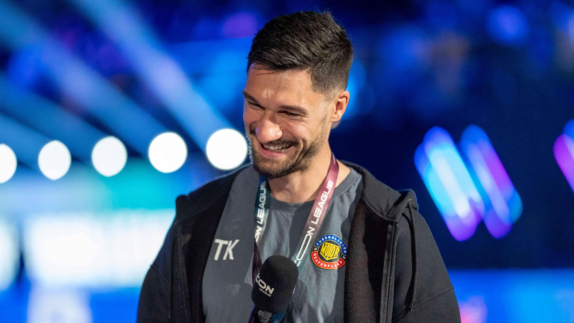 Tim Kleindienst bei der Icon League als Teammanager des Teams Neufünfland.