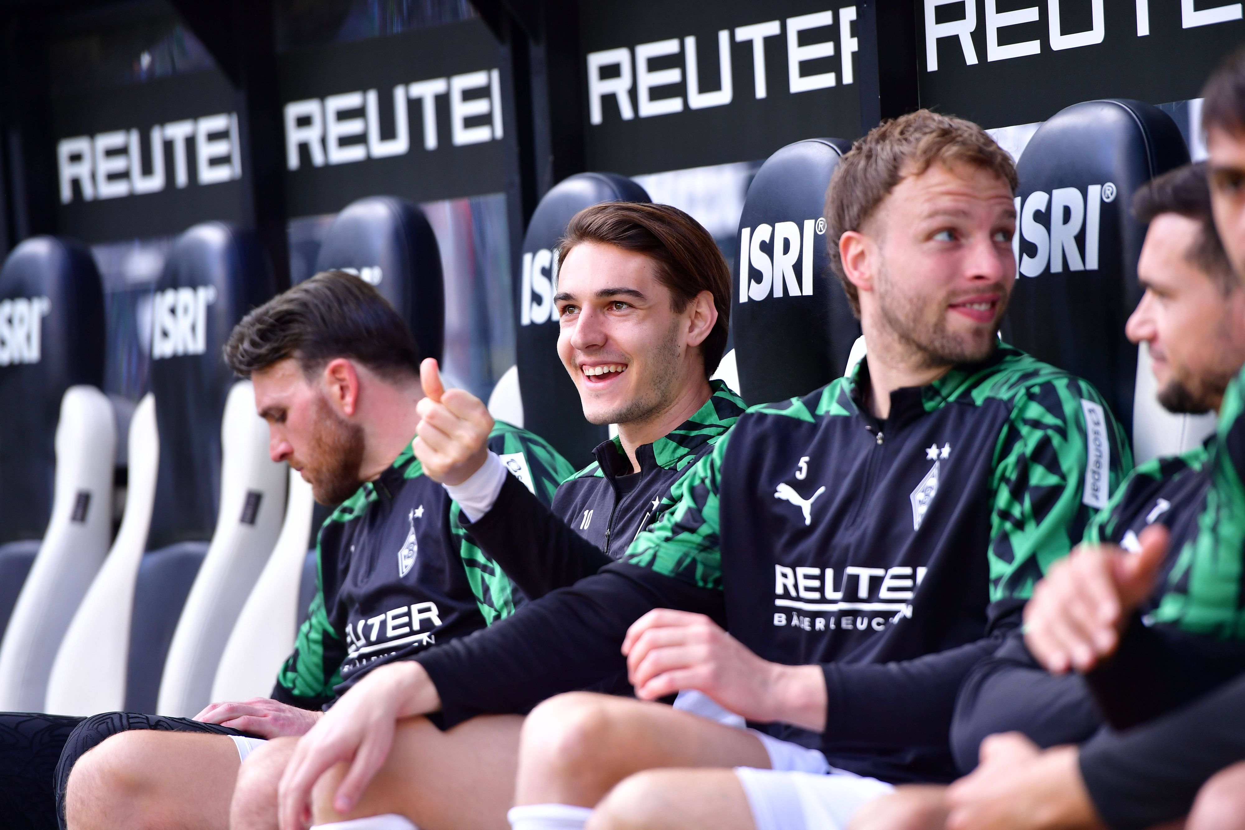 Bankspieler von Borussia Mönchengladbach beim Spiel gegen RB Leipzig.