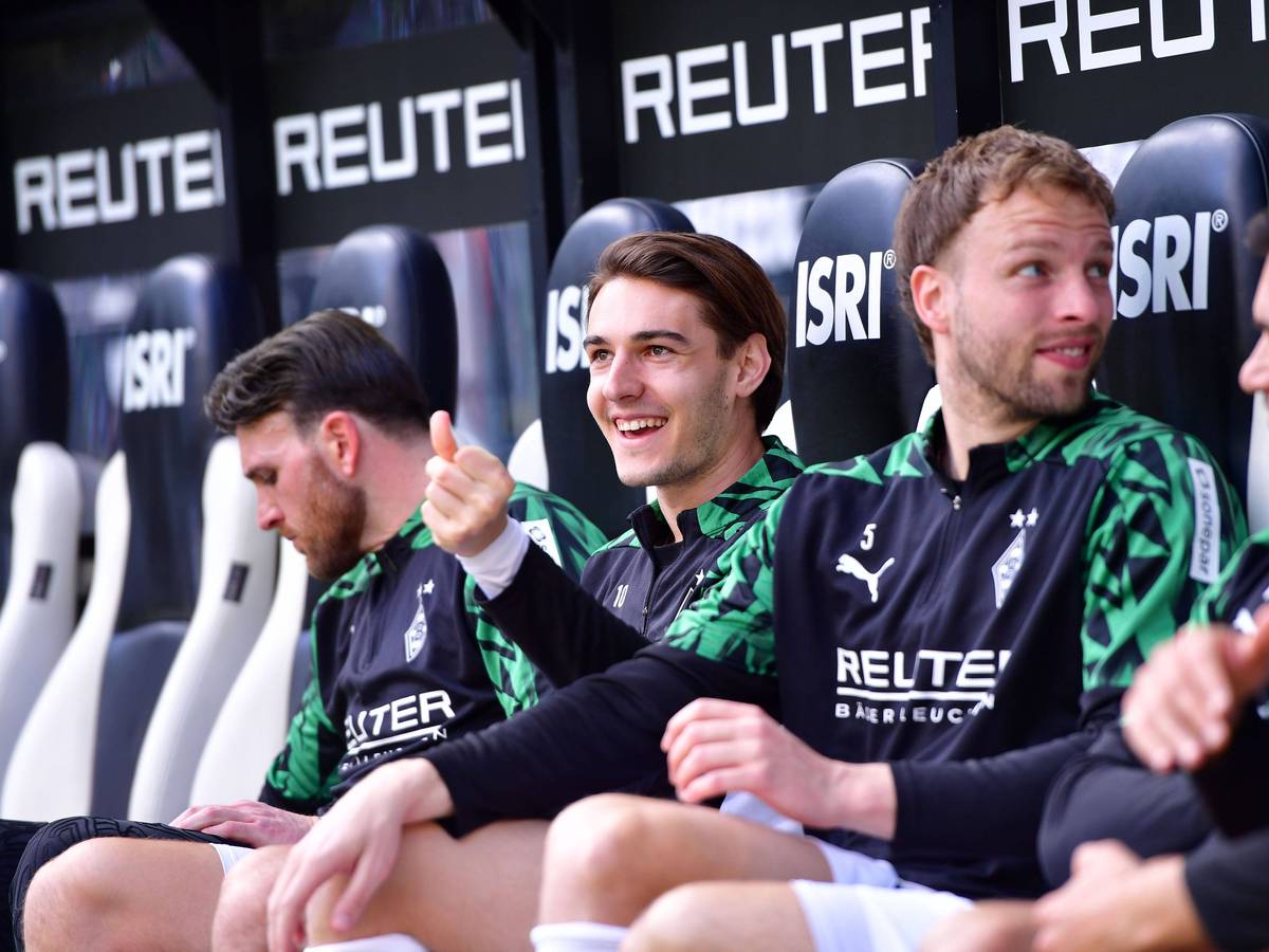 Bankspieler von Borussia Mönchengladbach beim Spiel gegen RB Leipzig.