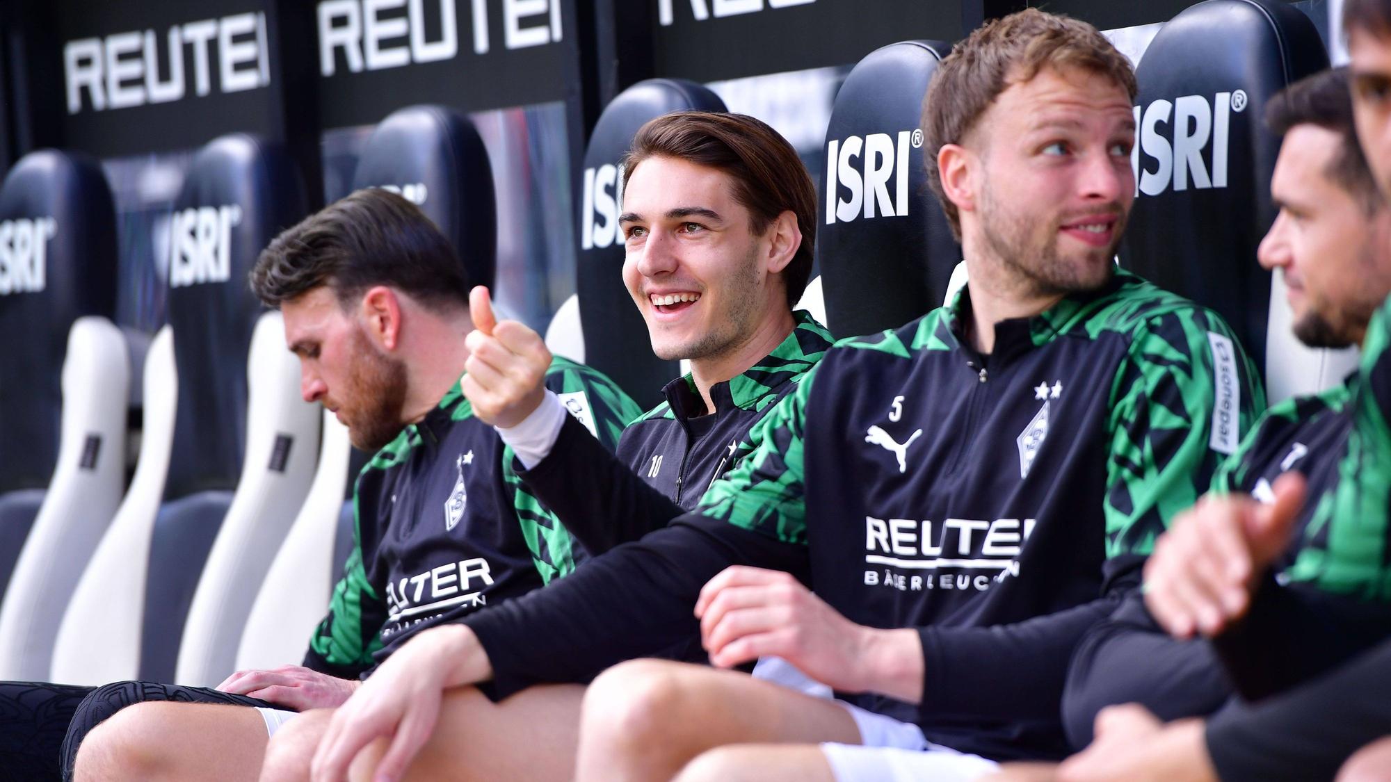 Bankspieler von Borussia Mönchengladbach beim Spiel gegen RB Leipzig.