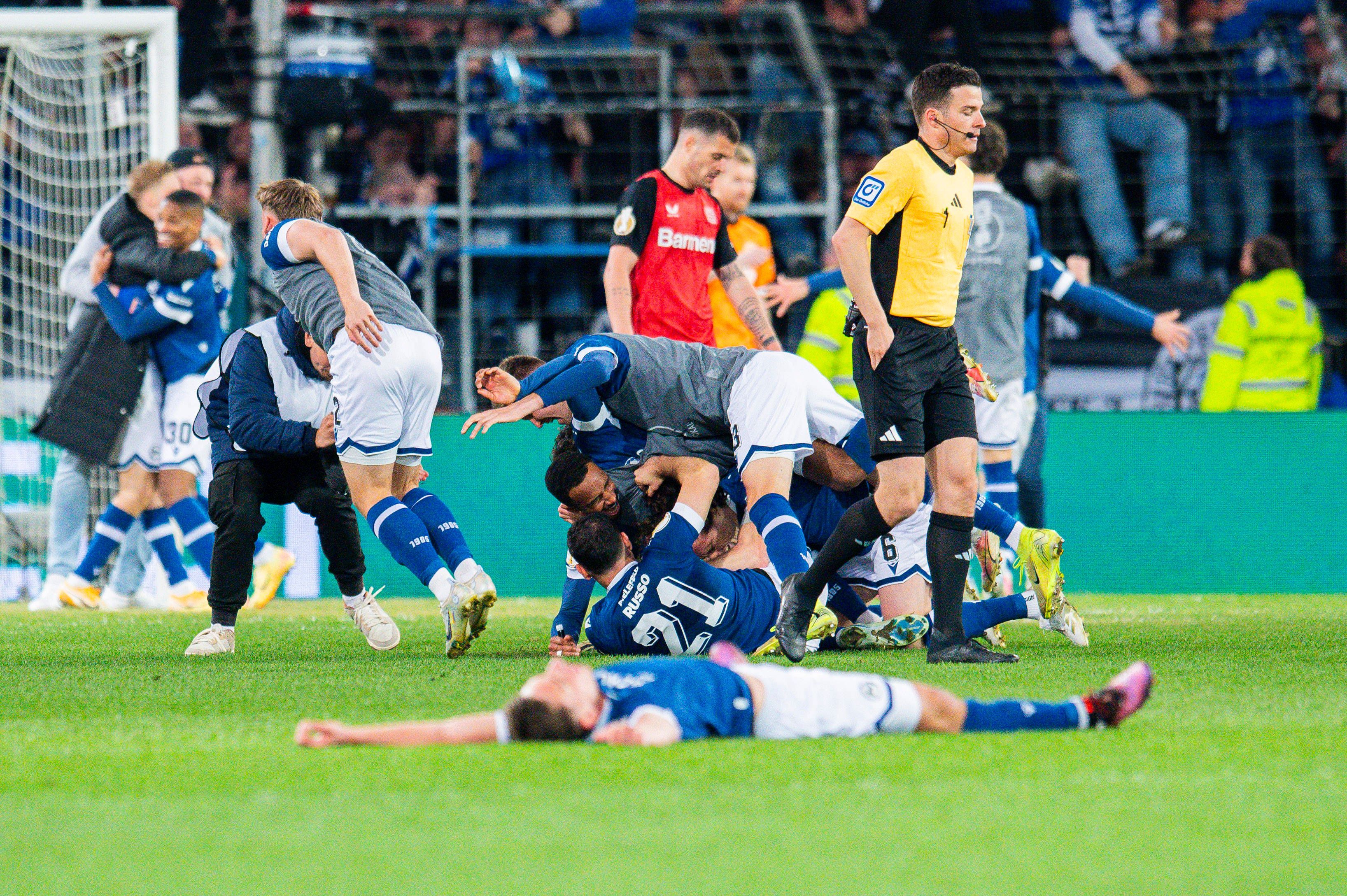 Die Bielefeld-Spieler werfen sich feiernd auf einen Haufen. Granit Xhaka geht vom Platz.