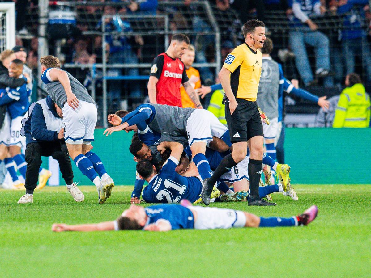 Die Bielefeld-Spieler werfen sich feiernd auf einen Haufen. Granit Xhaka geht vom Platz.