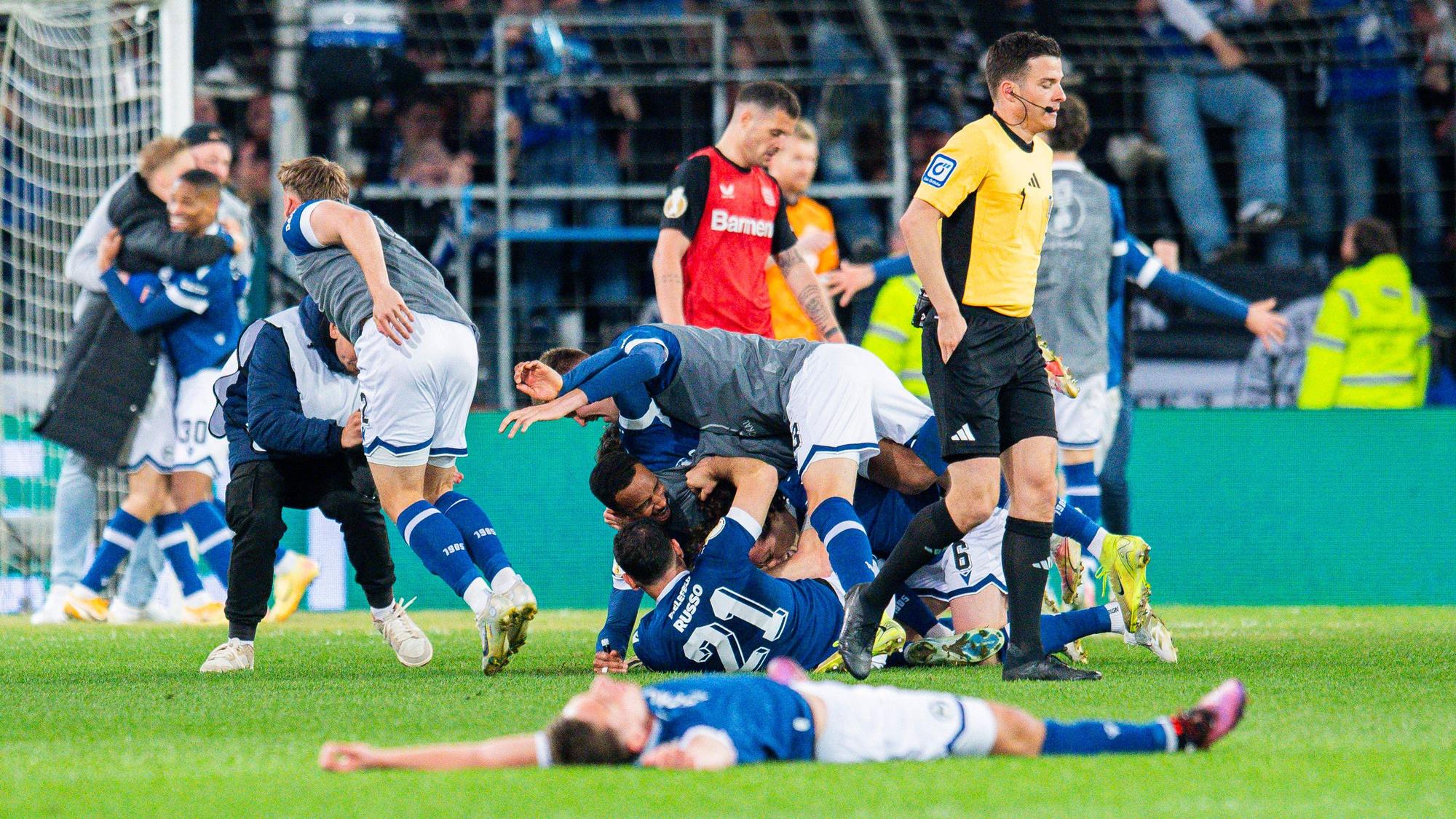 Die Bielefeld-Spieler werfen sich feiernd auf einen Haufen. Granit Xhaka geht vom Platz.