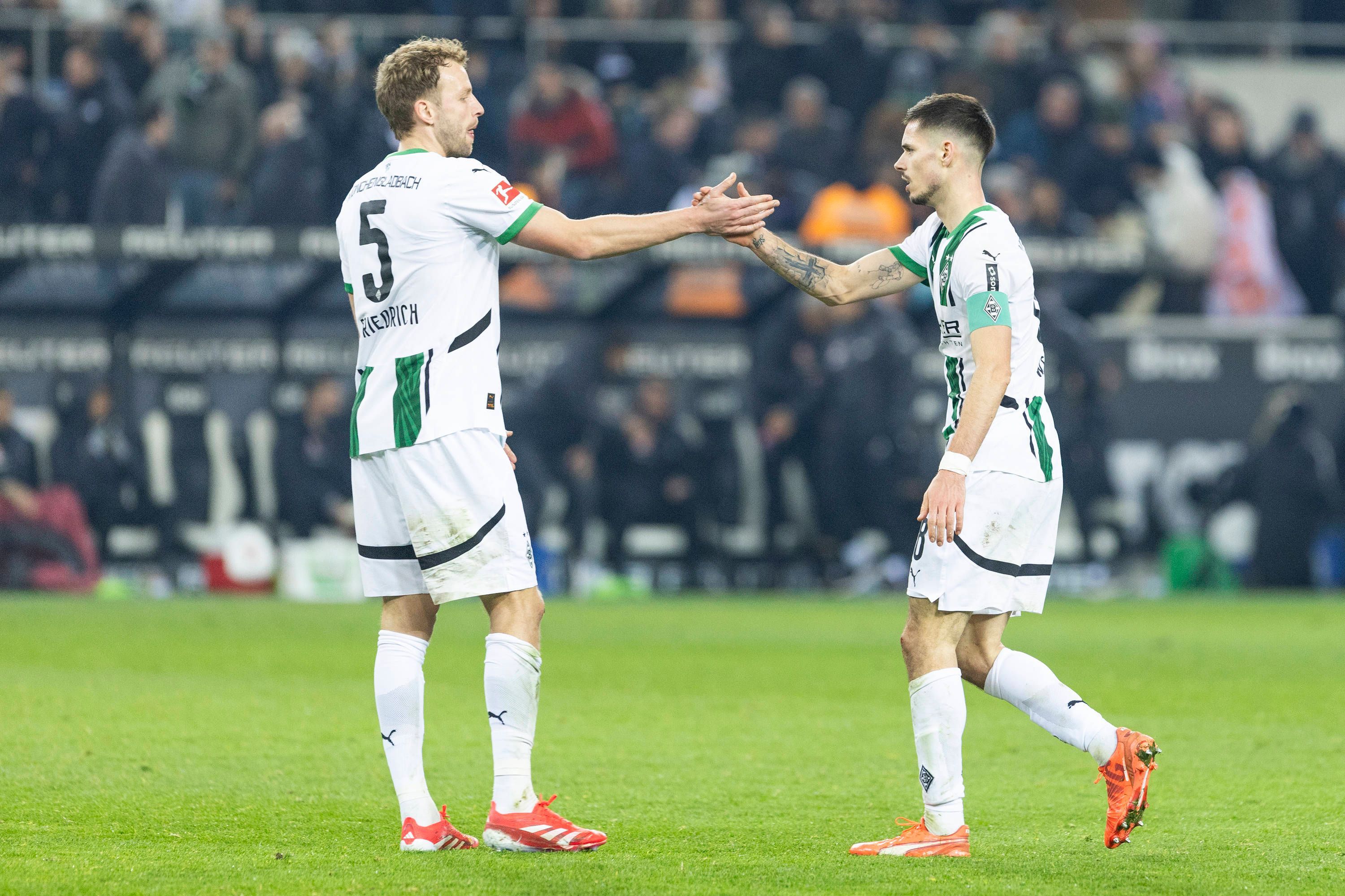 Marvin Friedrich und Julian Weigl klatschen sich ab.