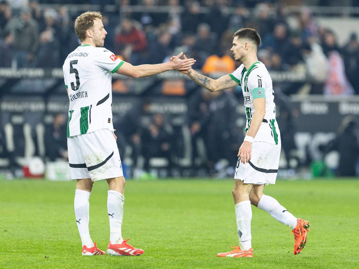 Marvin Friedrich und Julian Weigl klatschen sich ab.