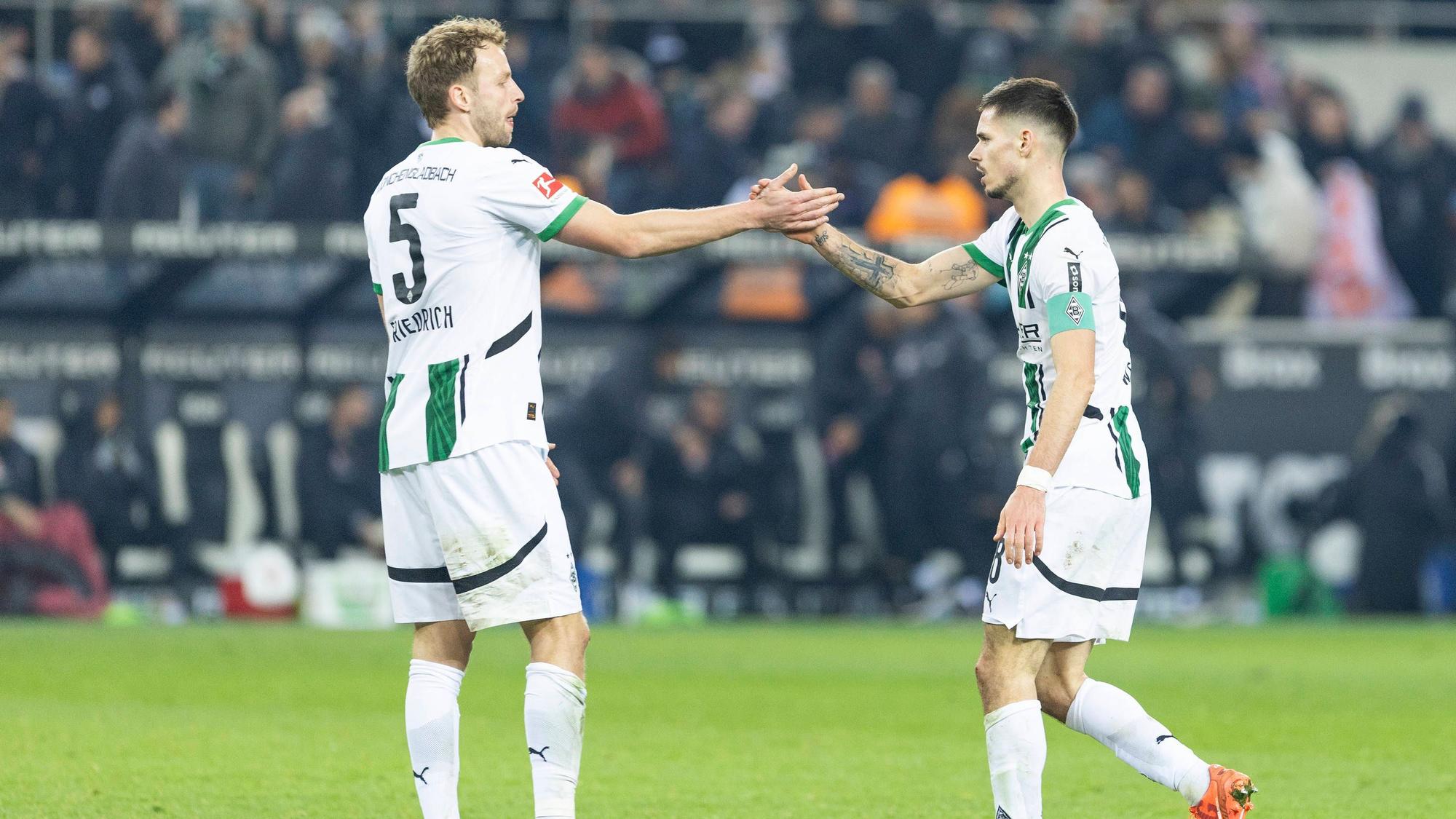 Marvin Friedrich und Julian Weigl klatschen sich ab.