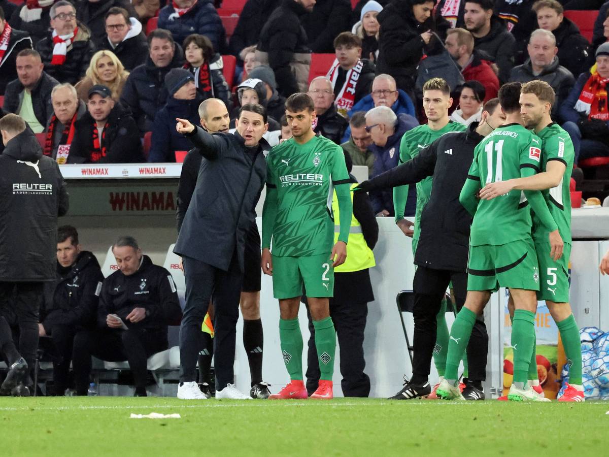 Fabio Chiarodia steht zur Einwechslung neben Coach Seoane.