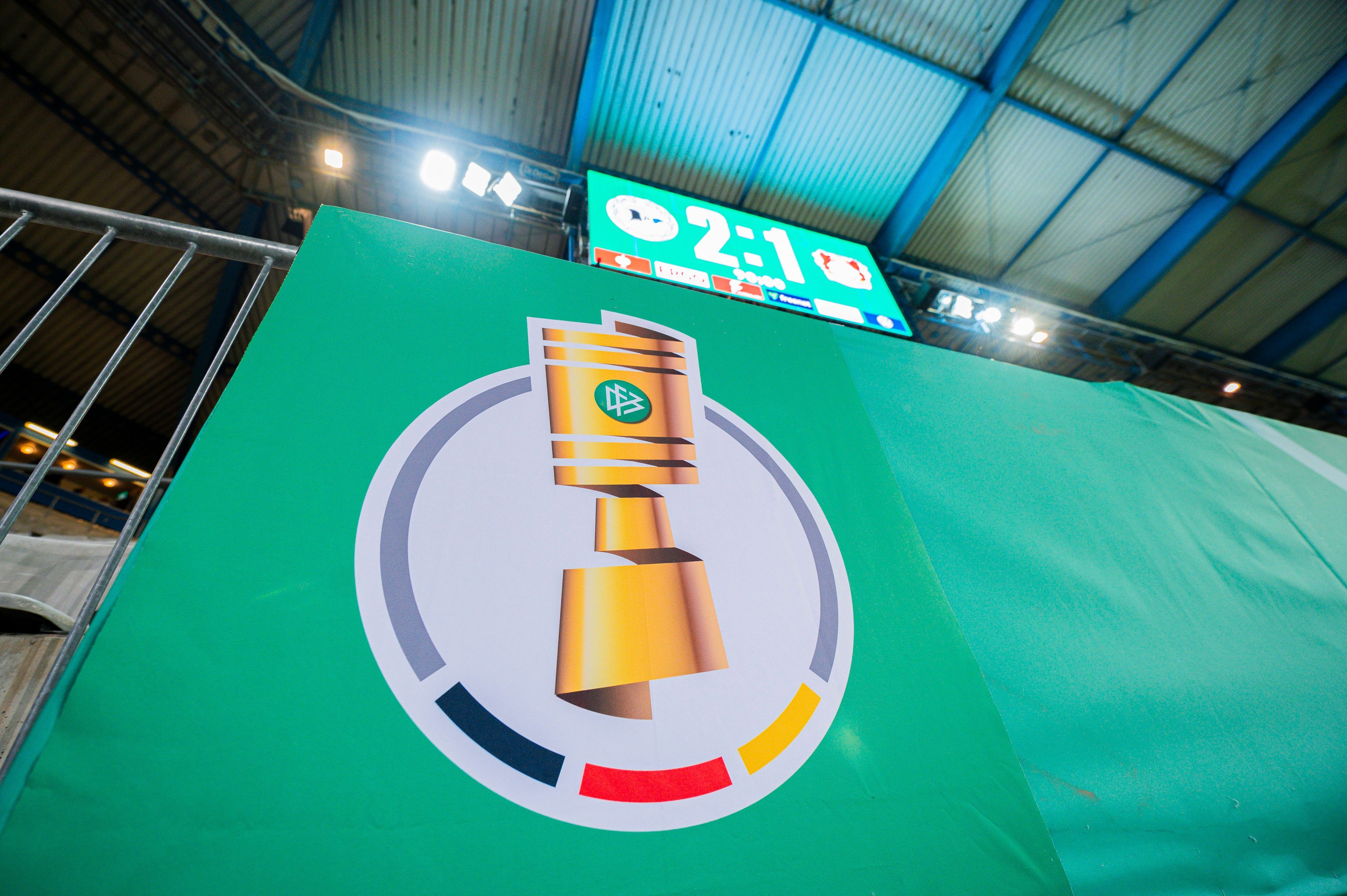 Ein Banner des DFB-Pokals in Bielefeld. Oben ist die Anzeigetafel zu sehen, Bielefeld hat 2:1 gewonnen.