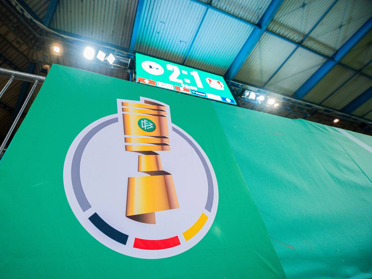 Ein Banner des DFB-Pokals in Bielefeld. Oben ist die Anzeigetafel zu sehen, Bielefeld hat 2:1 gewonnen.