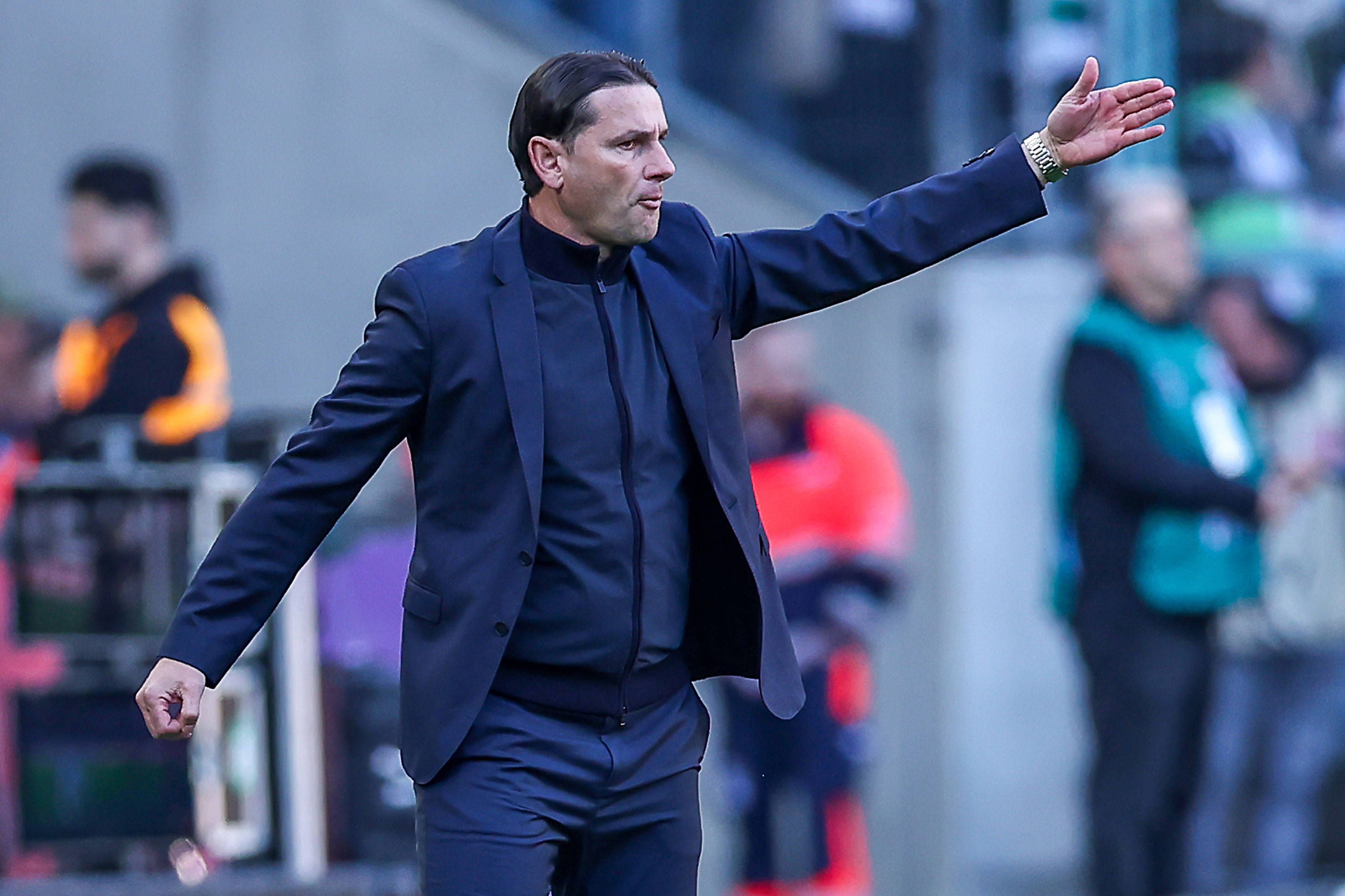 Gerardo Seoane steht gestikulierend am Spielfeldrand.