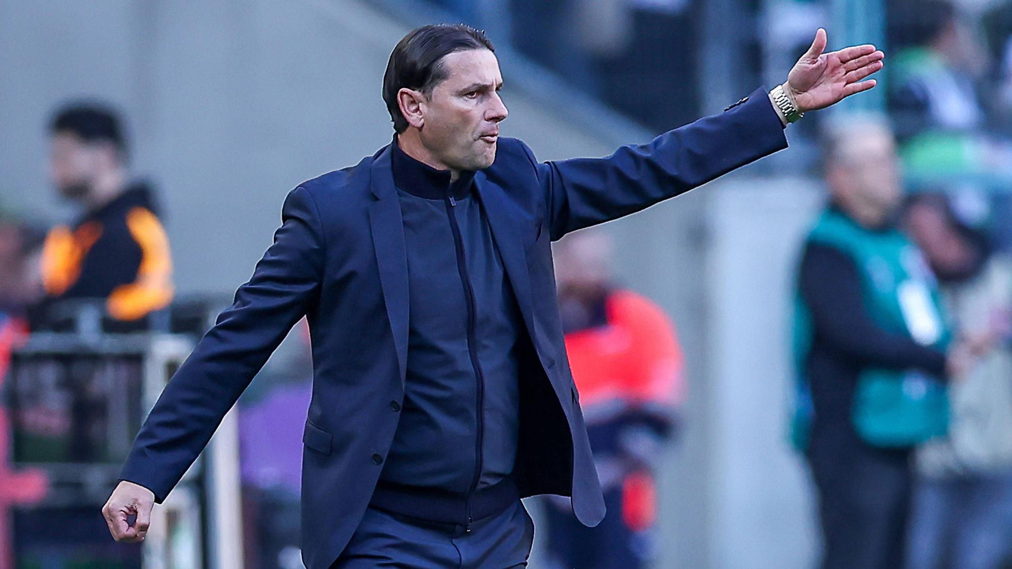Gerardo Seoane steht gestikulierend am Spielfeldrand.