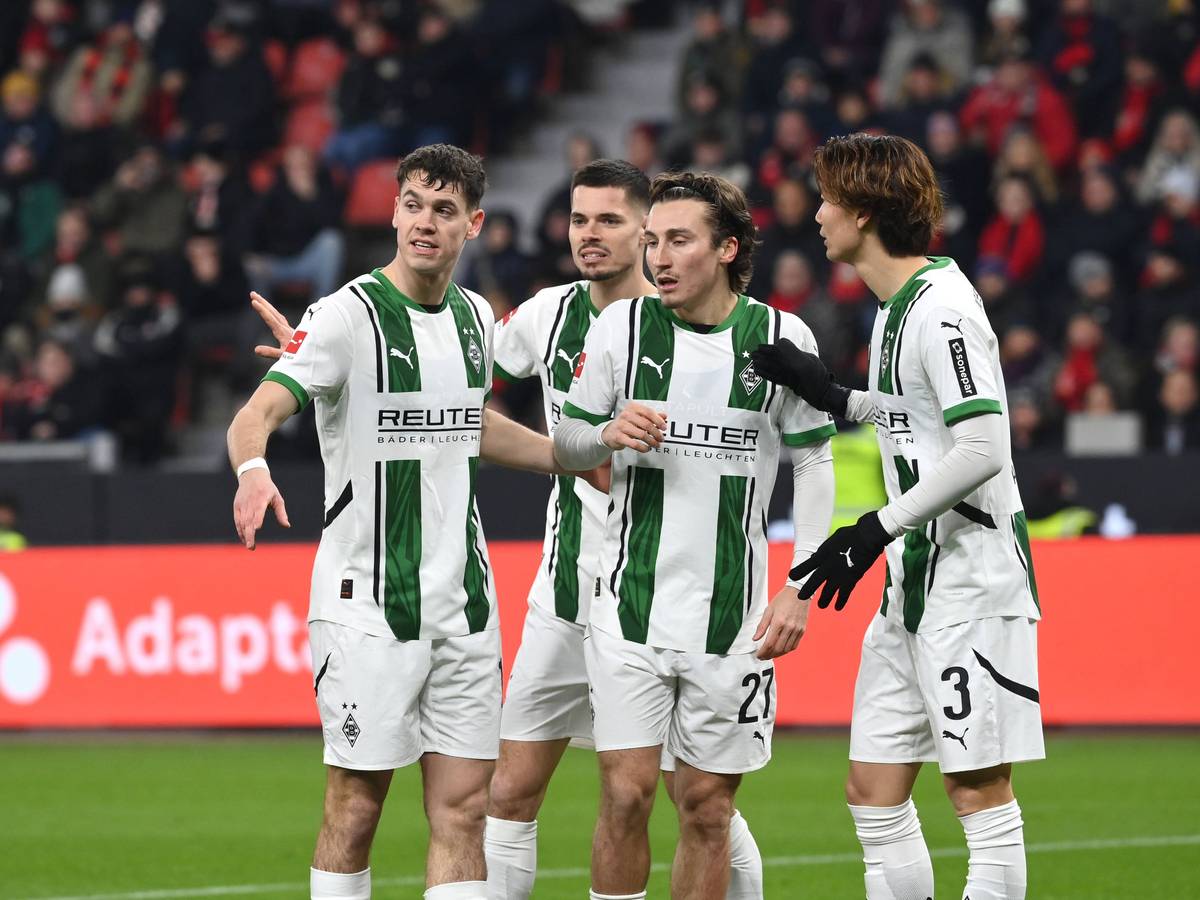 Spieler von Borussia Mönchengladbach beim Spiel gegen Bayer Leverkusen.