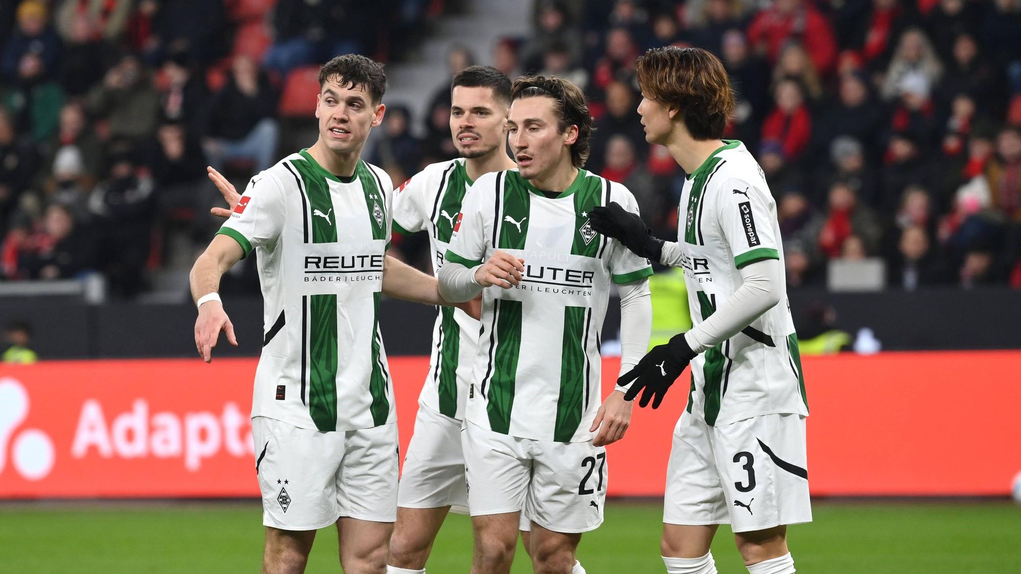 Spieler von Borussia Mönchengladbach beim Spiel gegen Bayer Leverkusen.