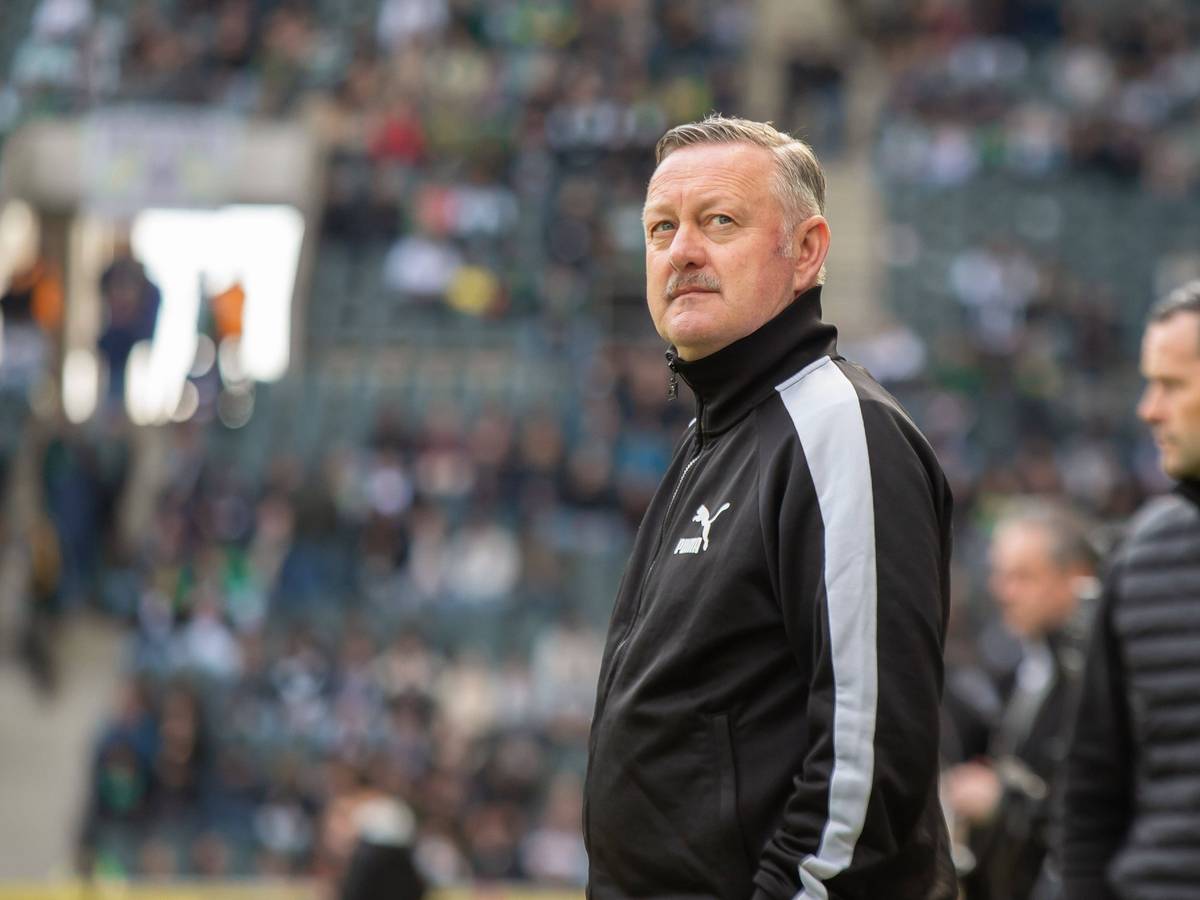 Roland Virkus schaut vor einem Bundesliga-Spiel konzentriert nach oben.