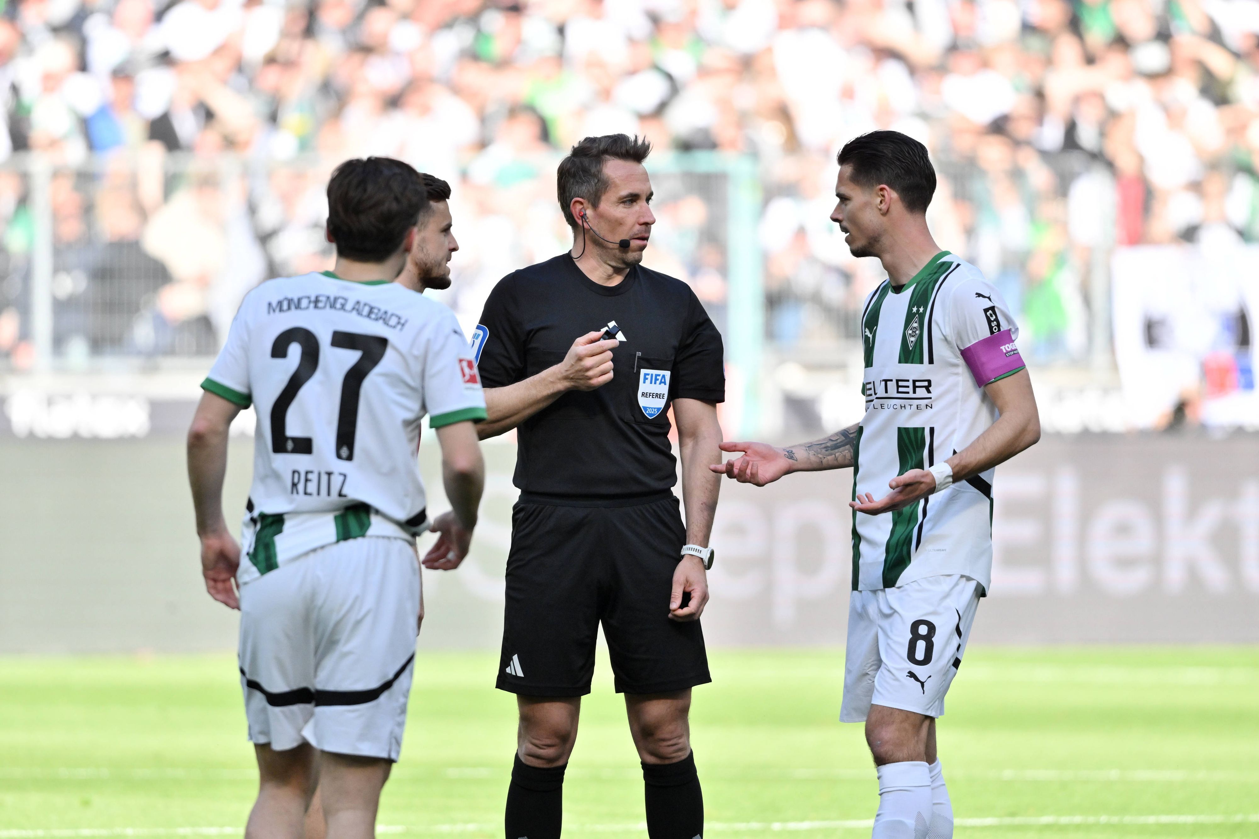 Julian Weigl diskutiert mit Tobias Stieler.