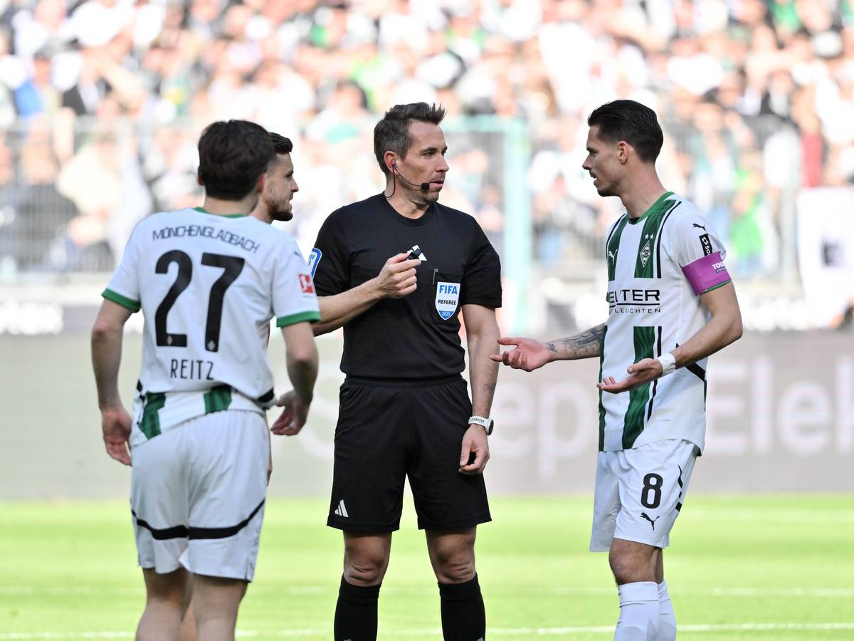 Julian Weigl diskutiert mit Tobias Stieler.