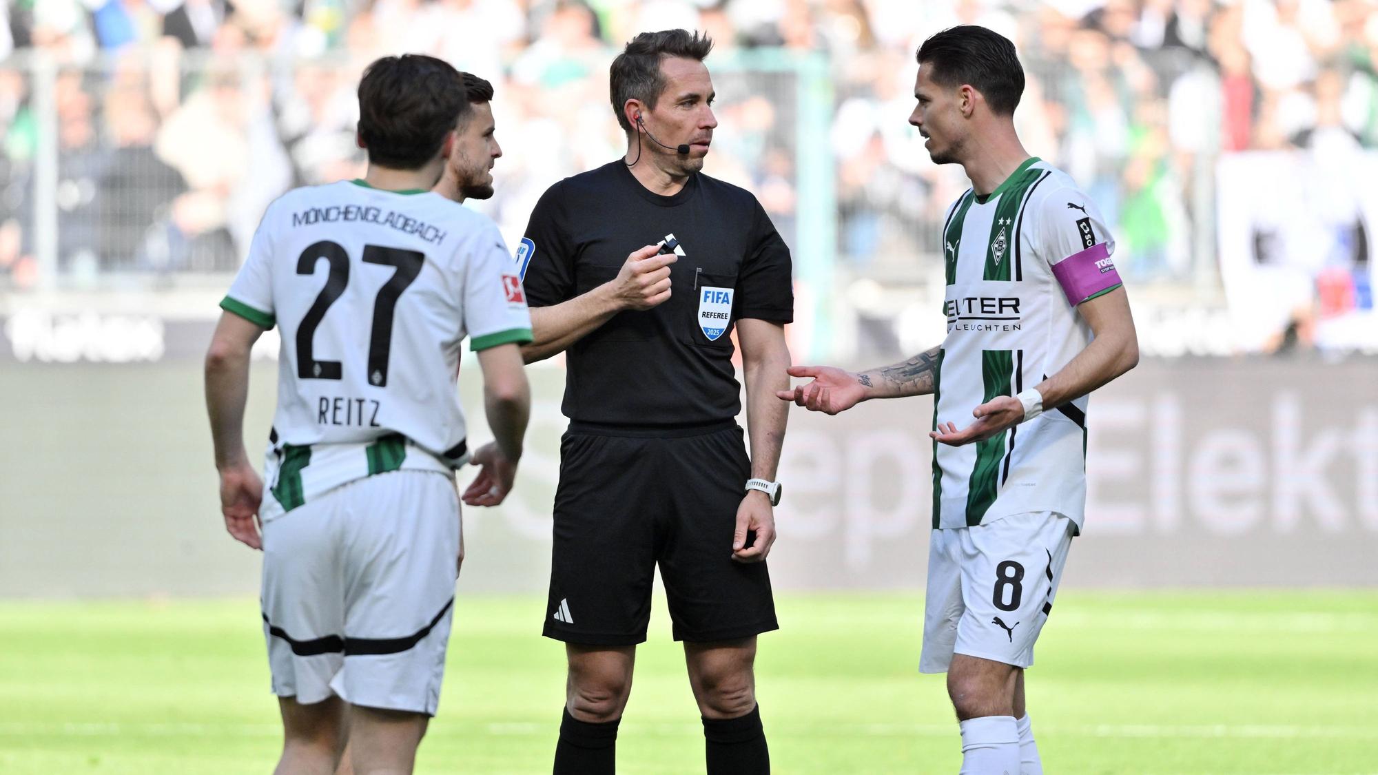 Julian Weigl diskutiert mit Tobias Stieler.