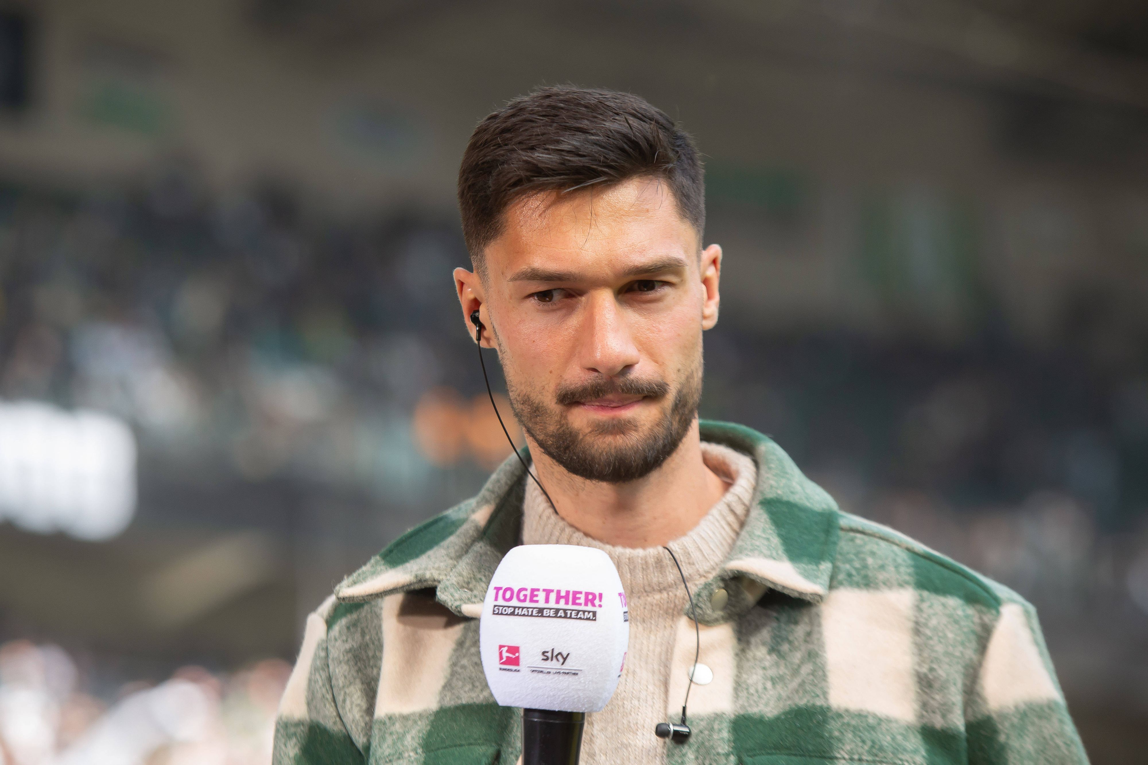Tim Kleindienst von Borussia Mönchengladbach gibt dem TV-Sender Sky ein Interview am Spielfeldrand.