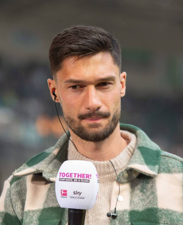 Tim Kleindienst von Borussia Mönchengladbach gibt dem TV-Sender Sky ein Interview am Spielfeldrand.