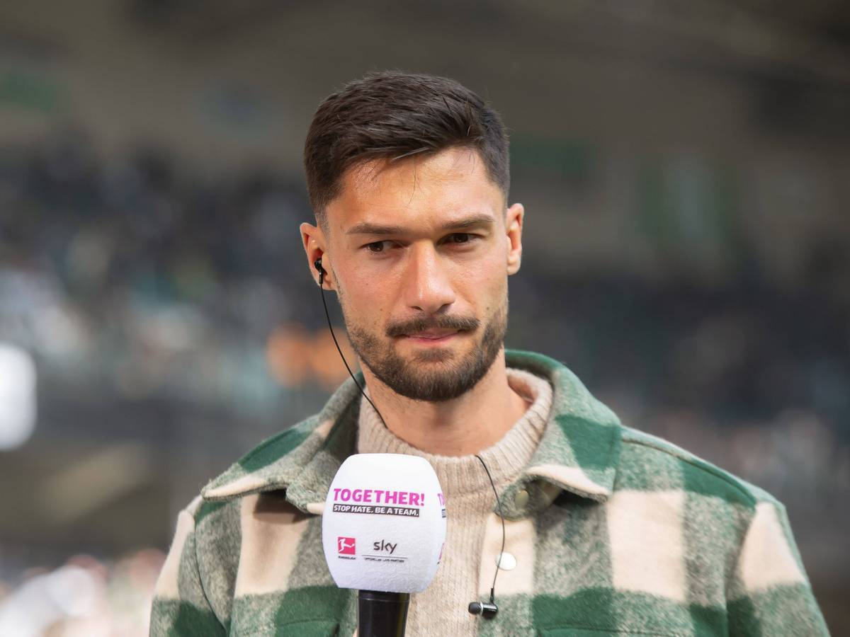 Tim Kleindienst von Borussia Mönchengladbach gibt dem TV-Sender Sky ein Interview am Spielfeldrand.