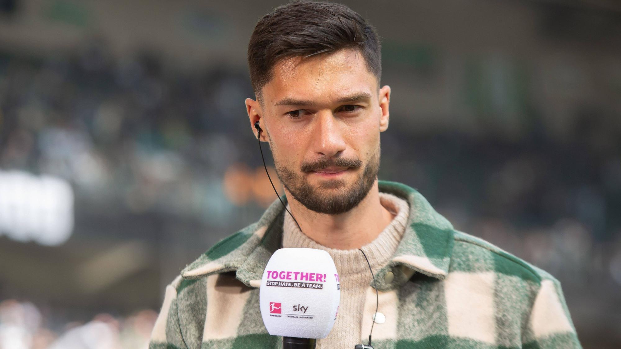 Tim Kleindienst von Borussia Mönchengladbach gibt dem TV-Sender Sky ein Interview am Spielfeldrand.