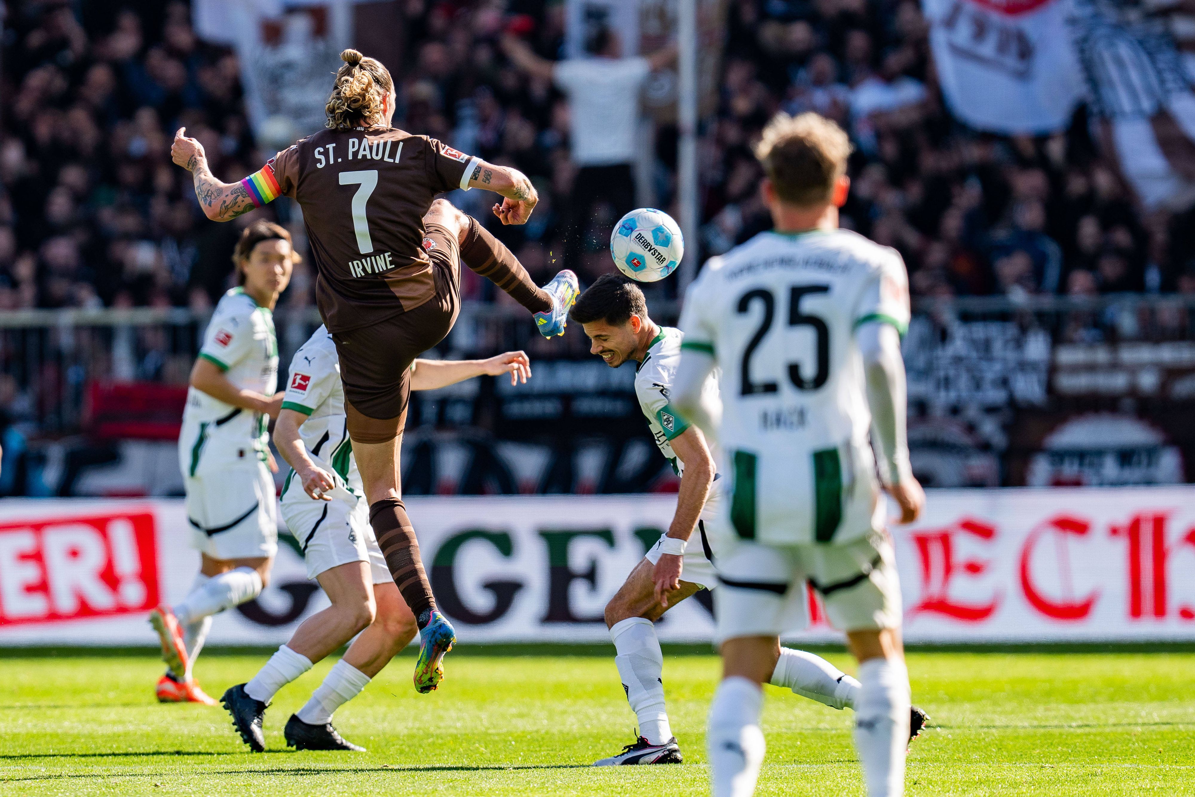Duell zwischen Jackson Irvine und Julian Weigl