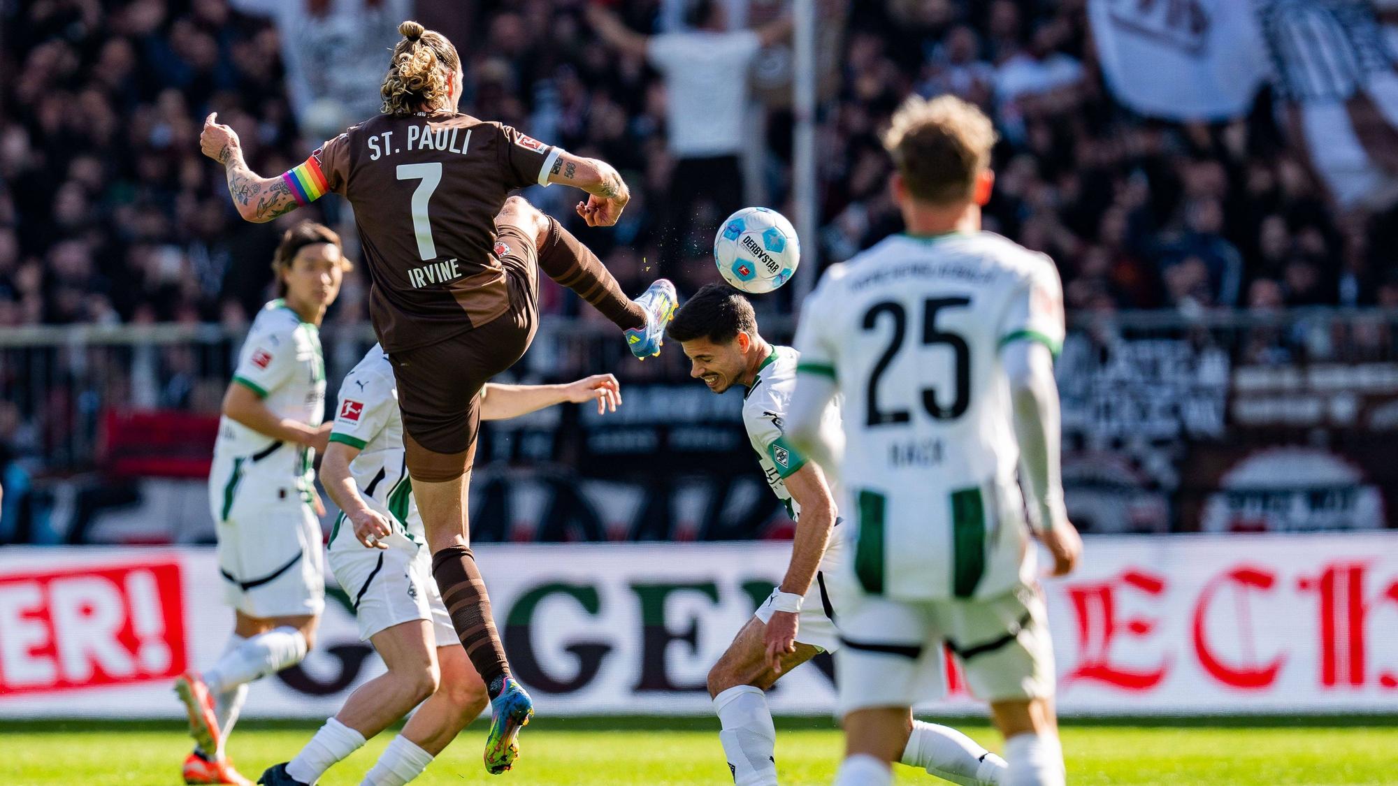 Duell zwischen Jackson Irvine und Julian Weigl