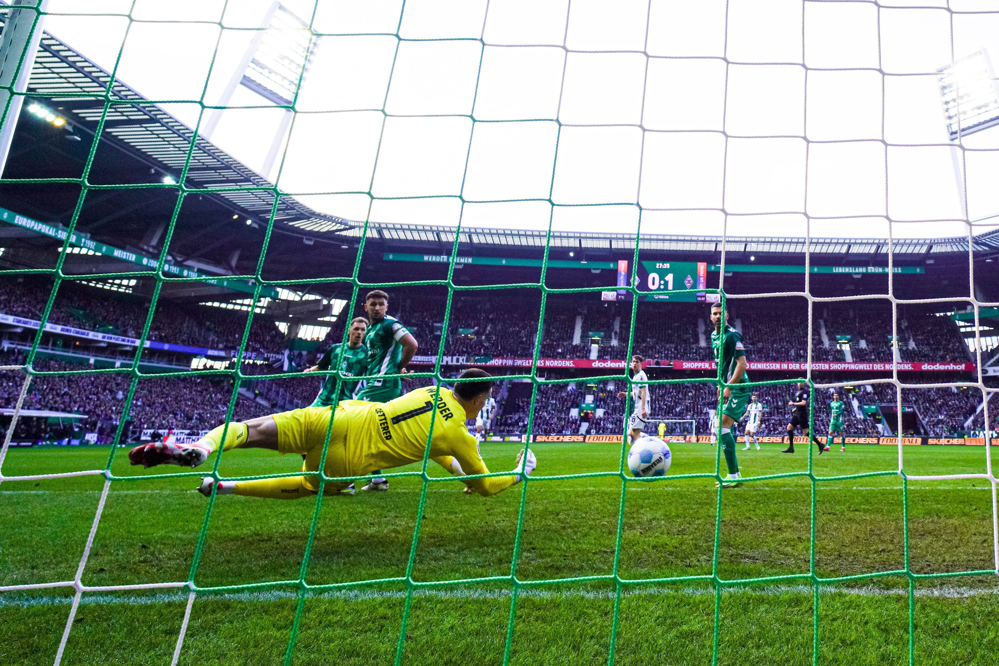 Alassane Plea erzielt Gladbachs zwischenzeitliches 2:0 in Bremen.