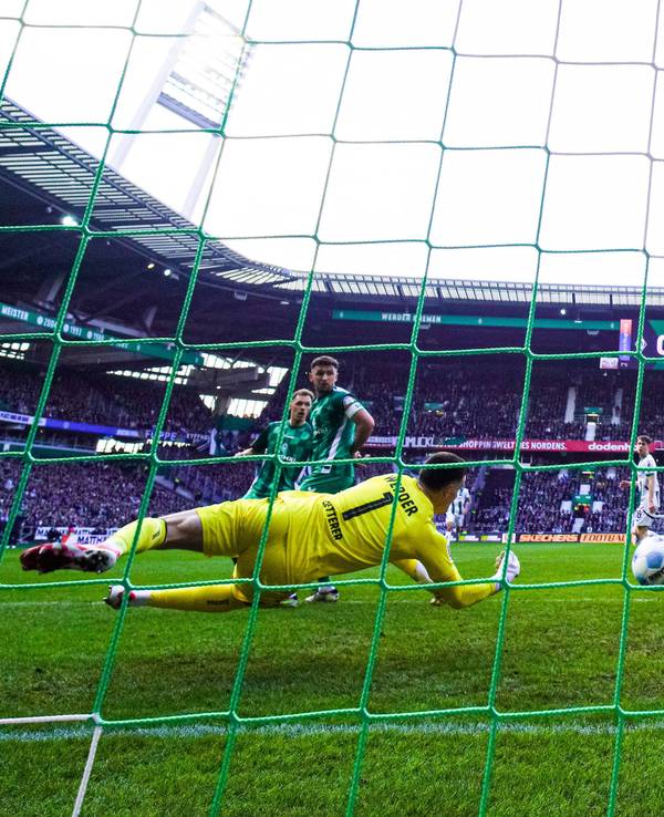 Alassane Plea erzielt Gladbachs zwischenzeitliches 2:0 in Bremen.