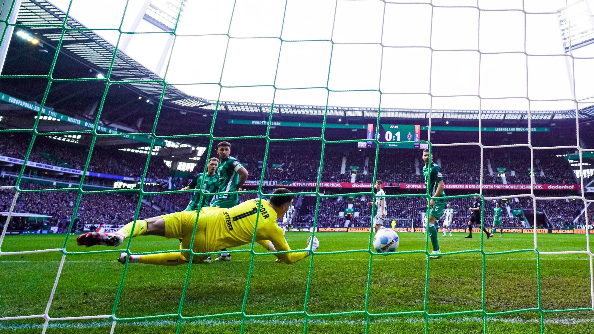 Alassane Plea erzielt Gladbachs zwischenzeitliches 2:0 in Bremen.