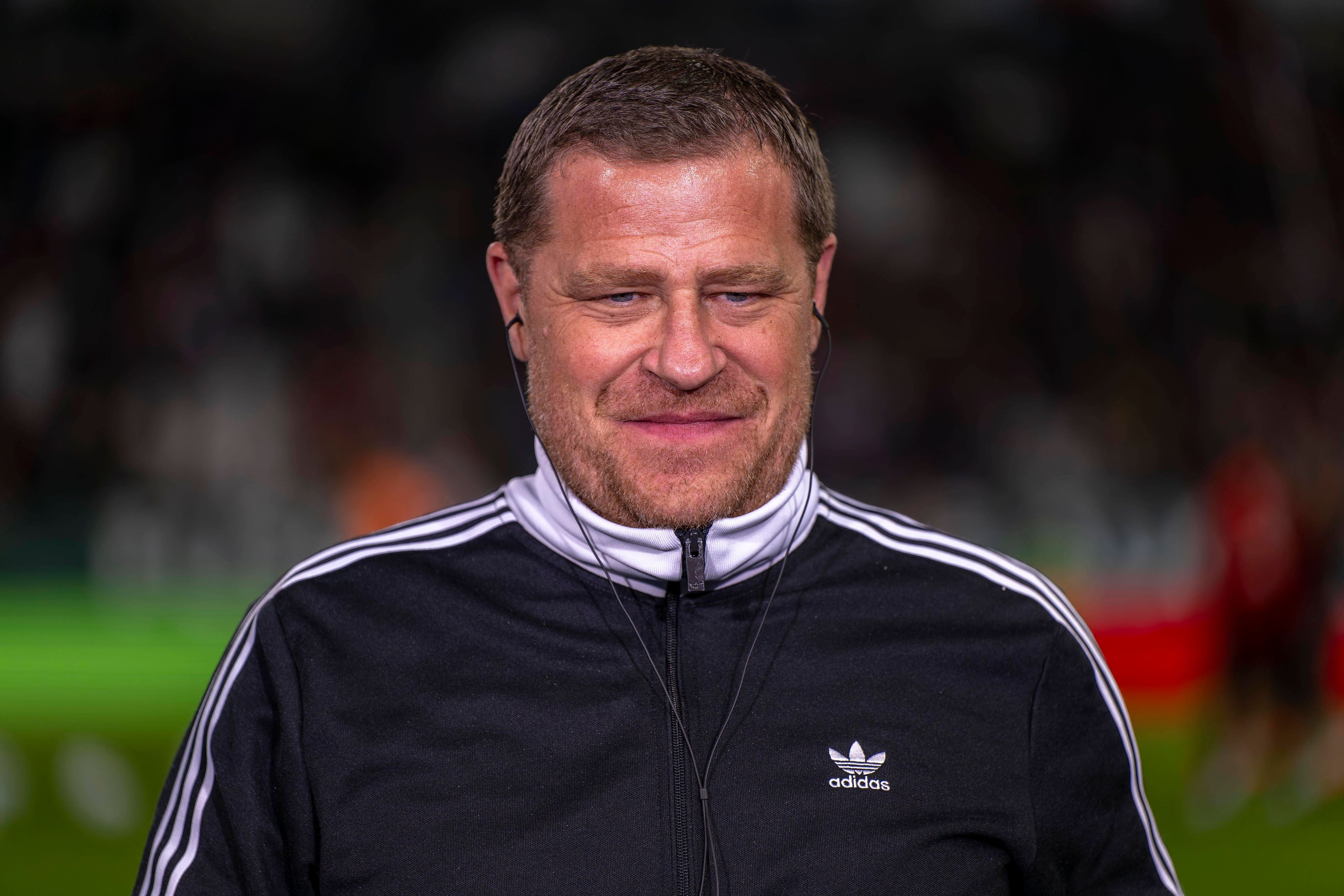Max Eberl vor einem Bundesliga-Spiel im Interview.