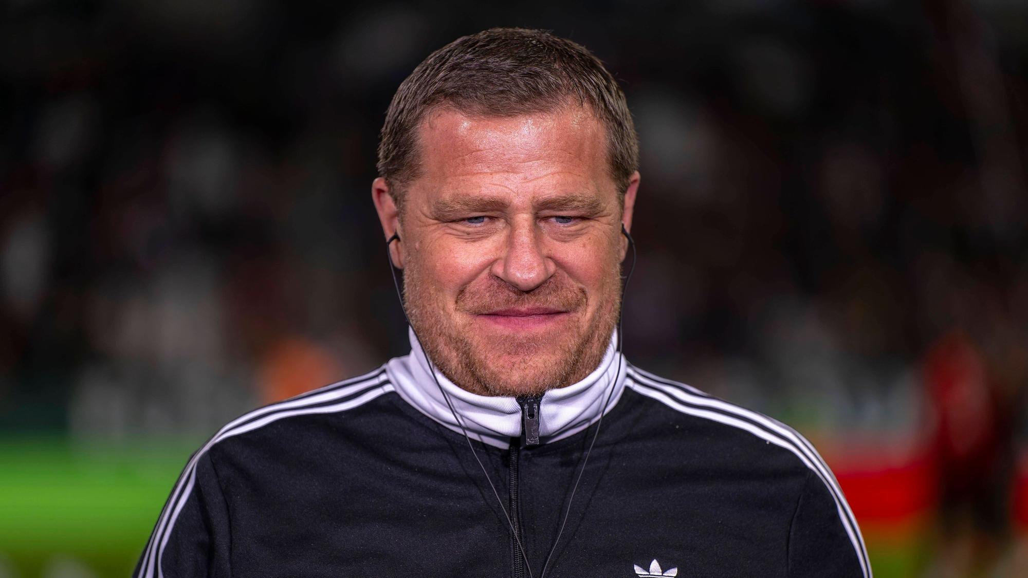 Max Eberl vor einem Bundesliga-Spiel im Interview.