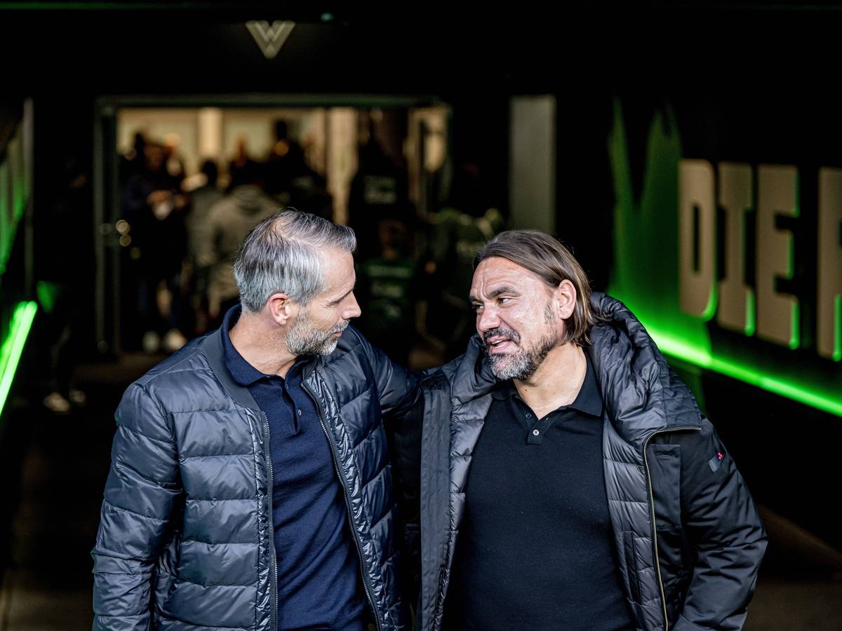 Marco Rose und Daniel Farke unterhalten sich im Spielertunnel im Borussia-Park.