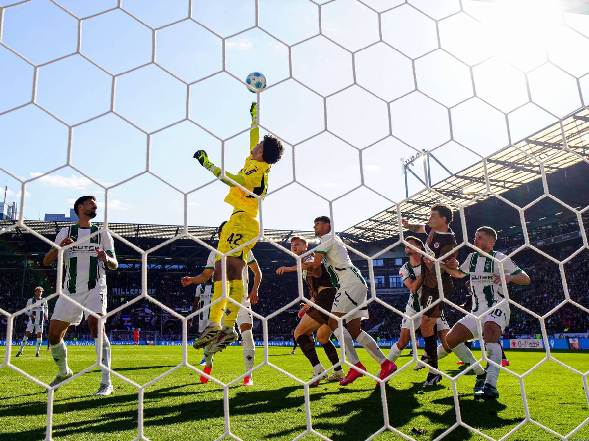 Tiago Pereira Cardoso bei einem weggefausteten Ball im Strafraum.