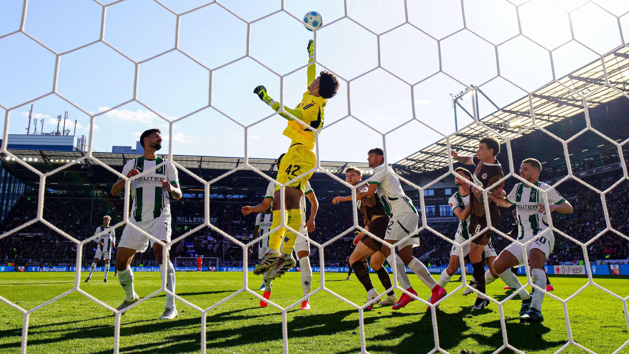 Tiago Pereira Cardoso bei einem weggefausteten Ball im Strafraum.