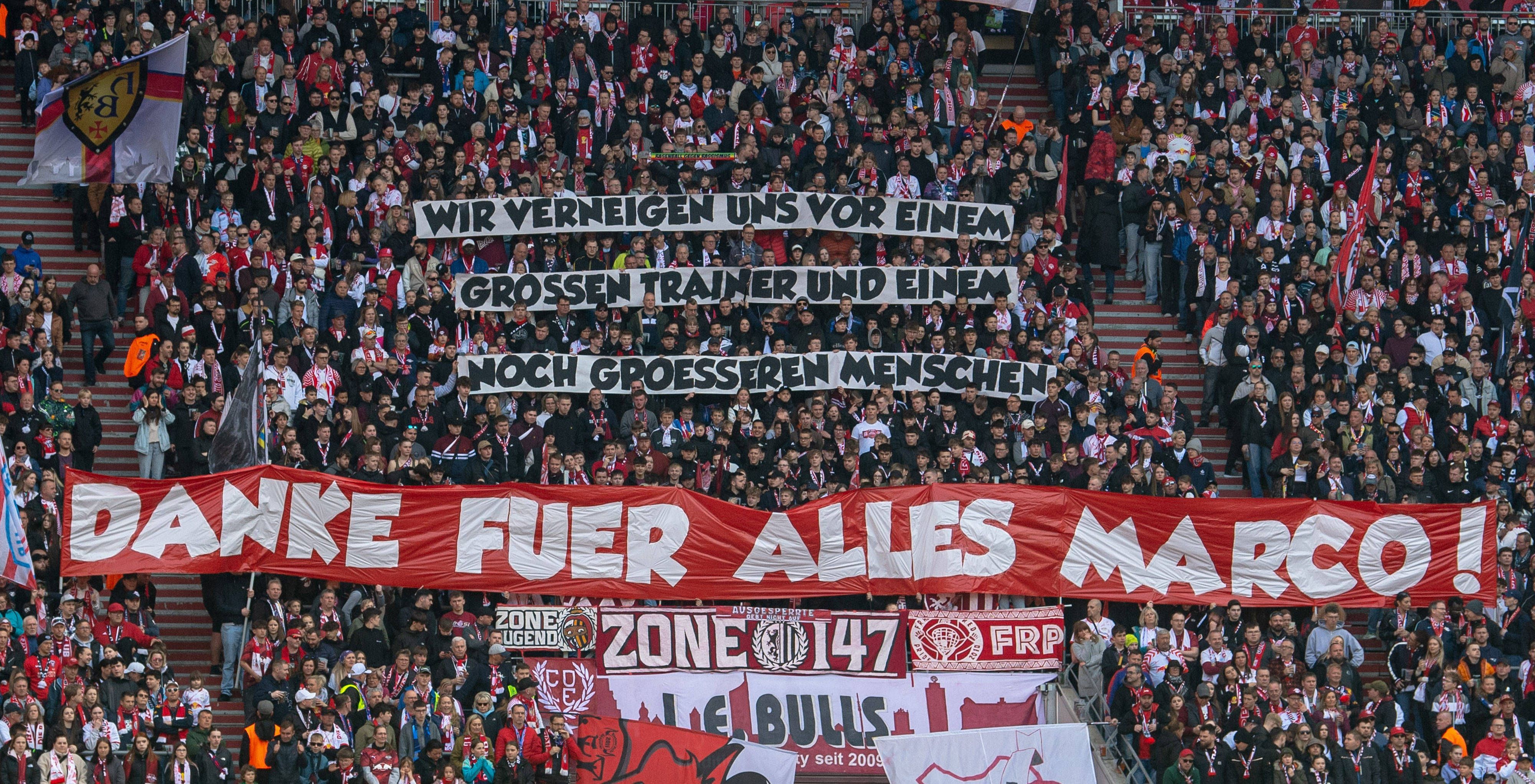 Ein Spruchband mit der Aufschrift "Danke für alles, Marco!“ in der Leipzig-Kurve. Dazu noch ein weiteres: „Wir verneigen uns vor einem großen Trainer und einem noch größeren Menschen.“