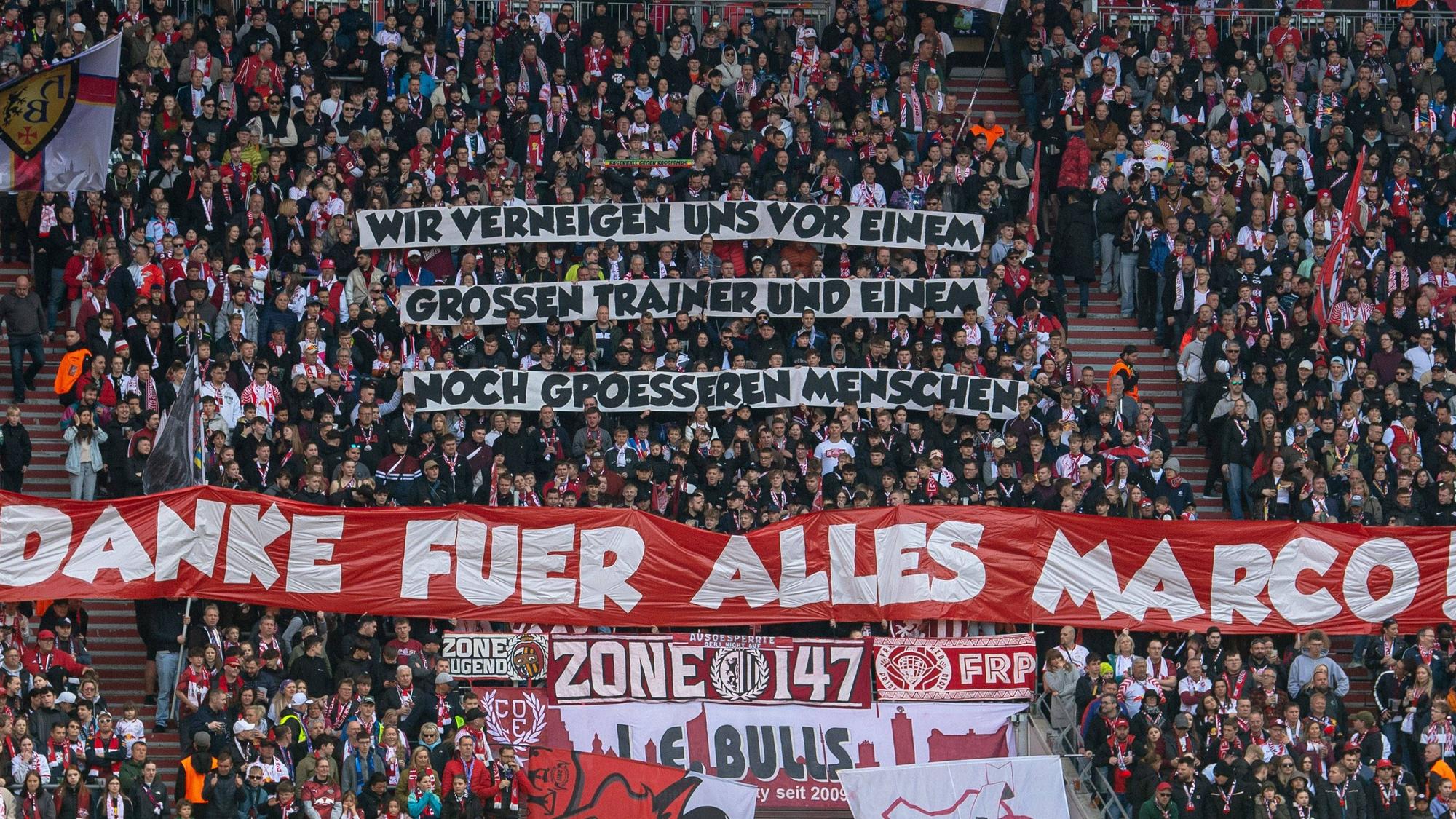 Ein Spruchband mit der Aufschrift "Danke für alles, Marco!“ in der Leipzig-Kurve. Dazu noch ein weiteres: „Wir verneigen uns vor einem großen Trainer und einem noch größeren Menschen.“