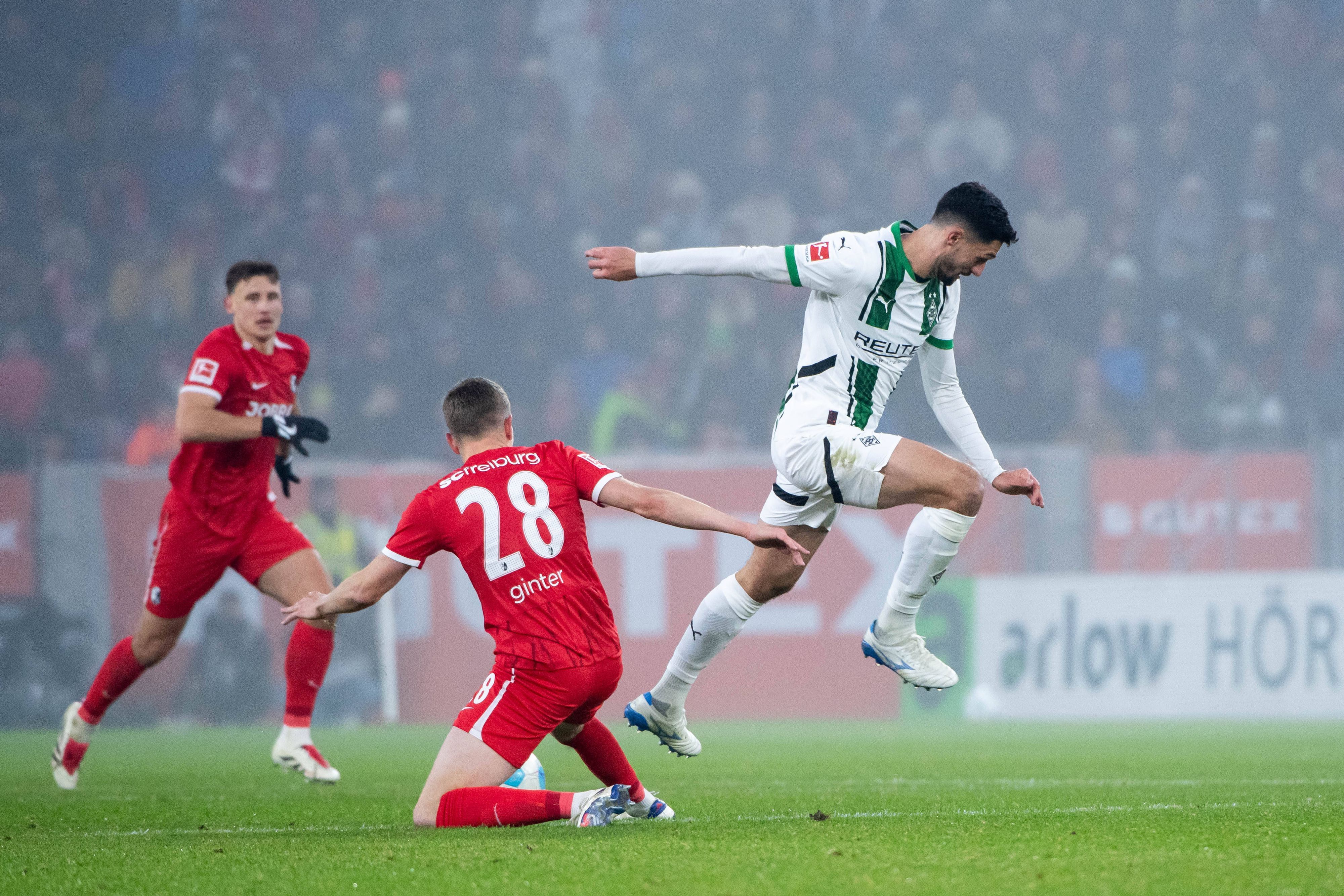 Matthias Ginter erobert im Spiel des SC Freiburg gegen Borussia Mönchengladbach den Ball gegen Tim Kleindienst.