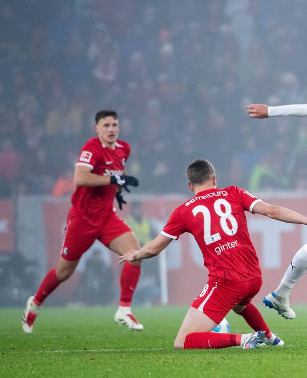Matthias Ginter erobert im Spiel des SC Freiburg gegen Borussia Mönchengladbach den Ball gegen Tim Kleindienst.
