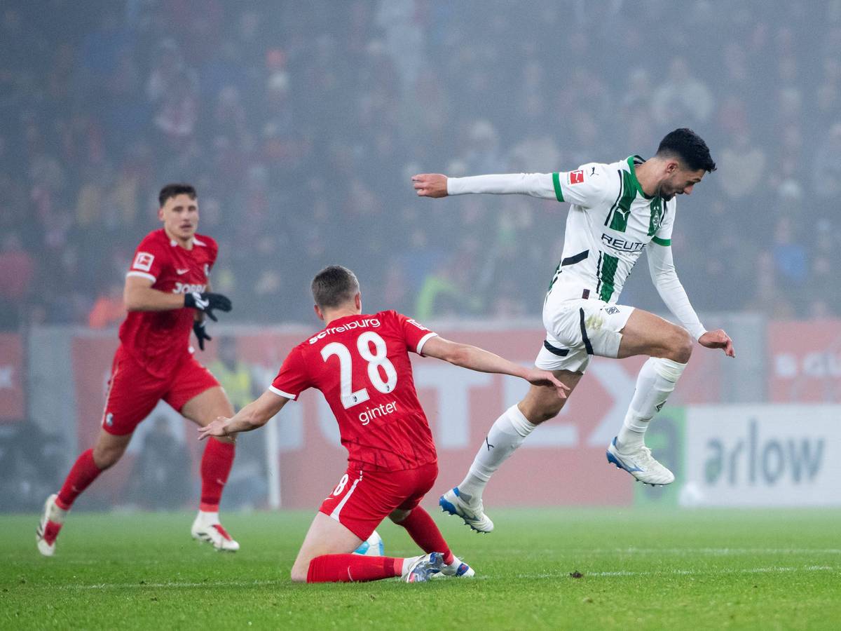 Matthias Ginter erobert im Spiel des SC Freiburg gegen Borussia Mönchengladbach den Ball gegen Tim Kleindienst.