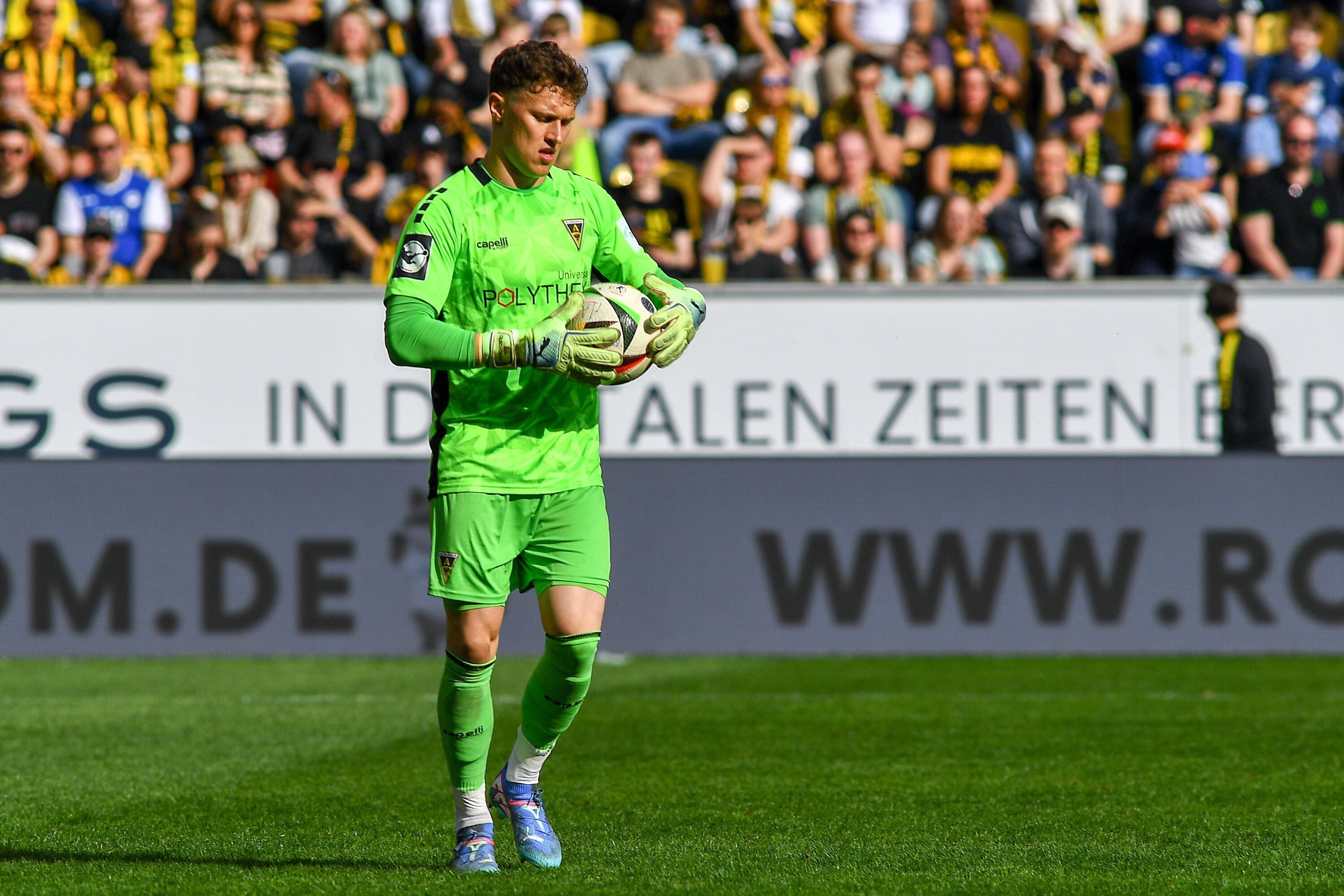 Jan Olschowsky schaut im Aachen-Trikot etwas gequält.