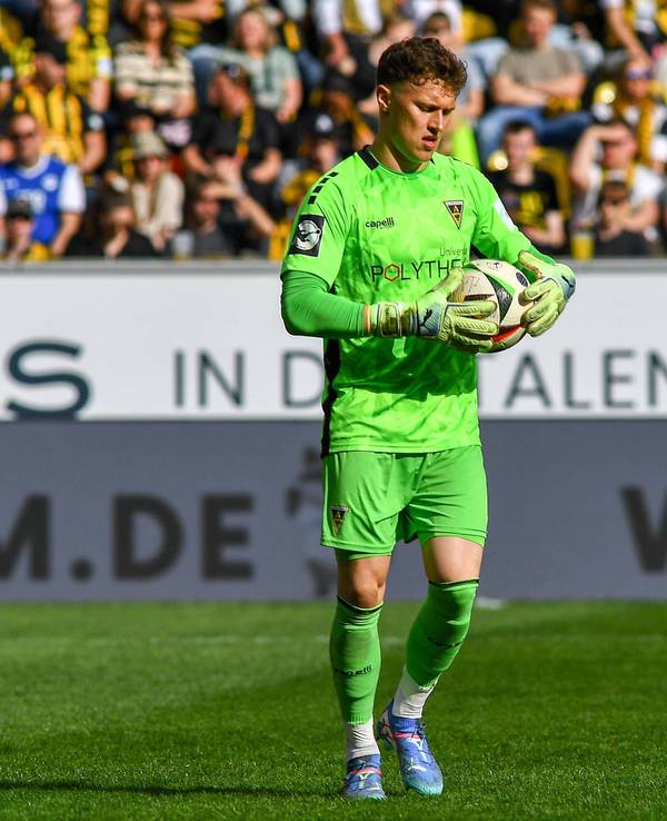 Jan Olschowsky schaut im Aachen-Trikot etwas gequält.